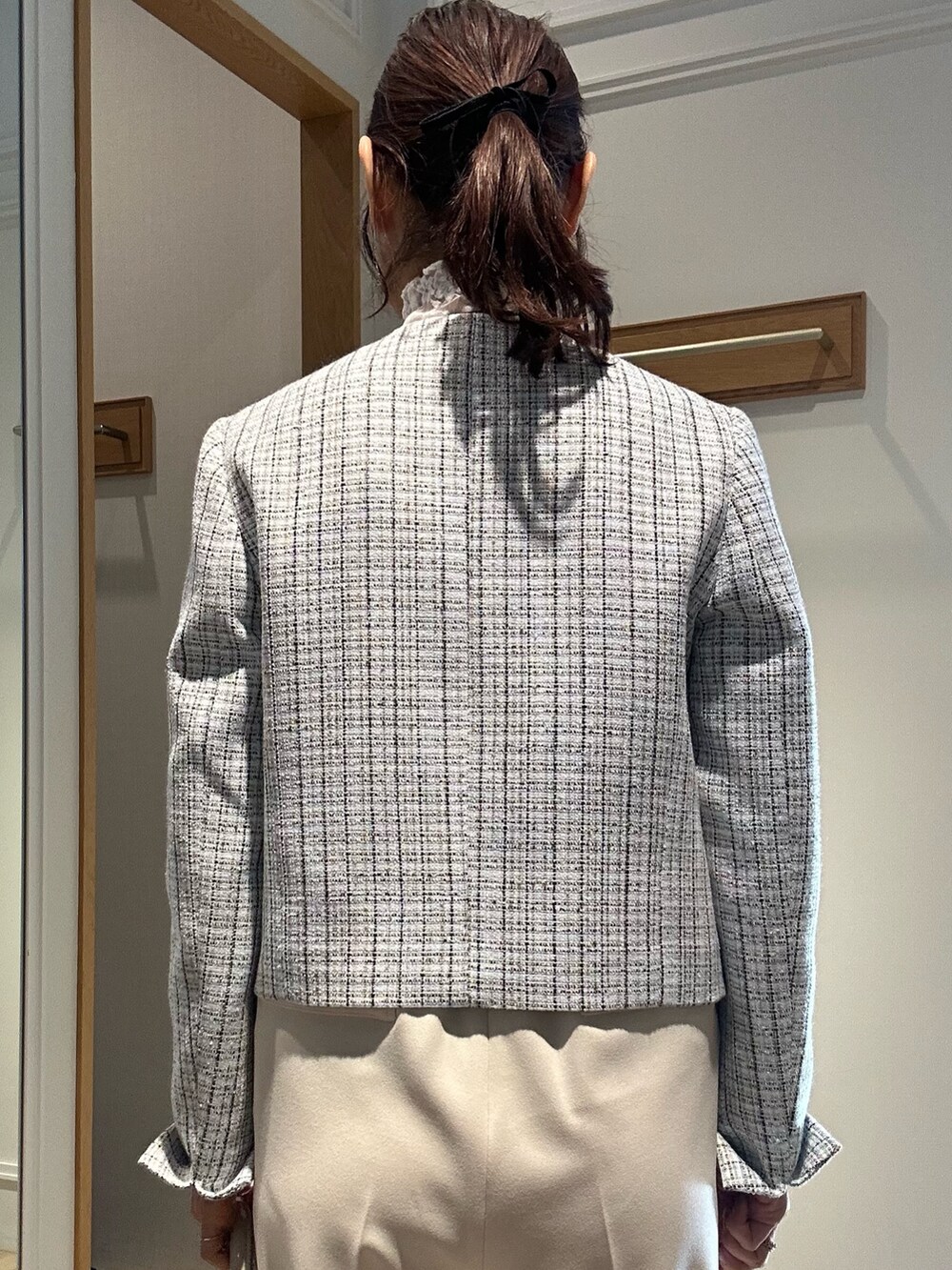 ホワイト系のノーカラージャケット、ブルー系のスカート、ホワイト系のTシャツ/カットソーを着用したレディースの冬コーディネートの8枚目の写真