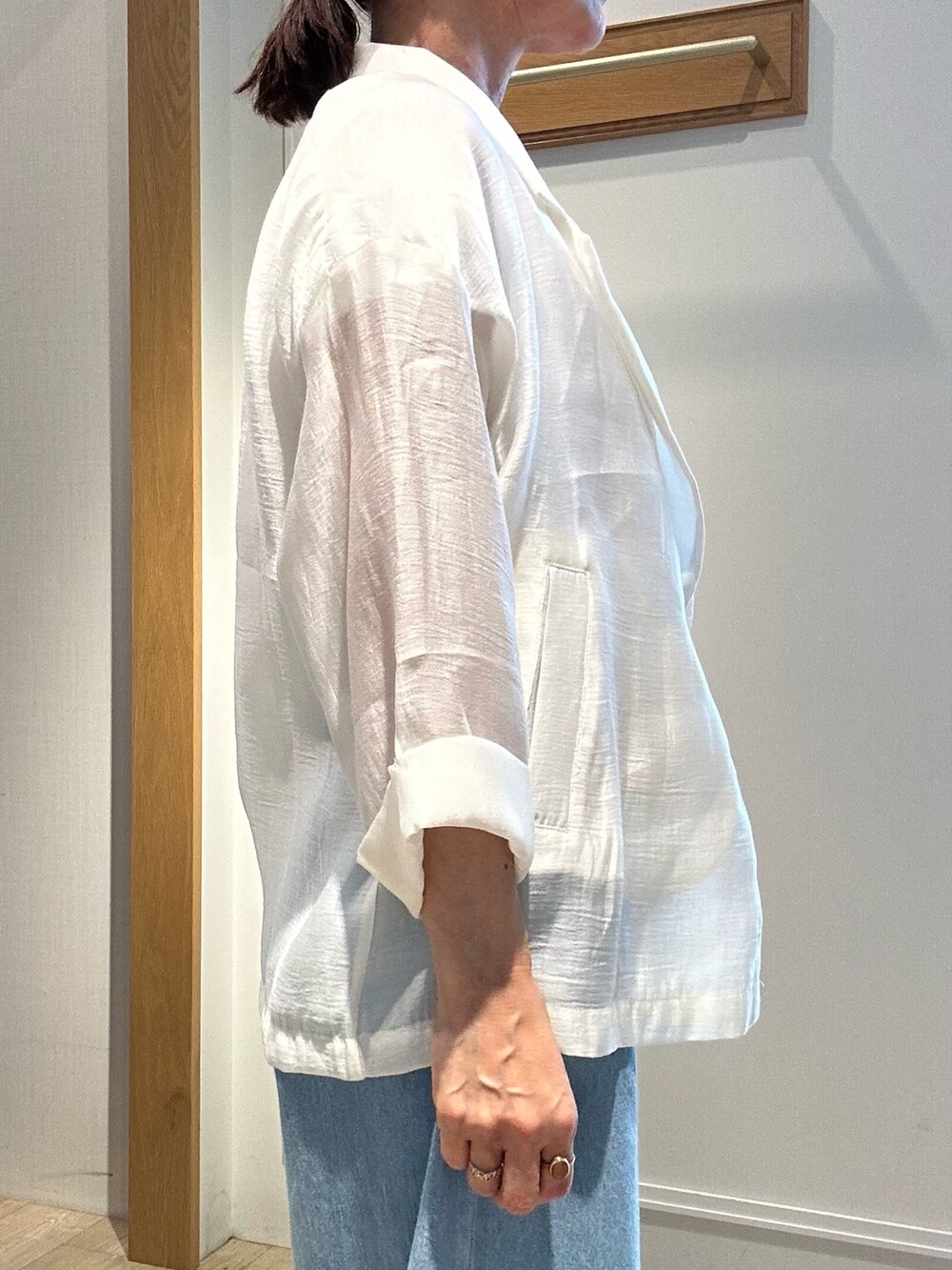 ホワイト系のテーラードジャケット、ホワイト系のTシャツ/カットソー、ブルー系のデニムパンツを着用したレディースの春コーディネートの7枚目の写真