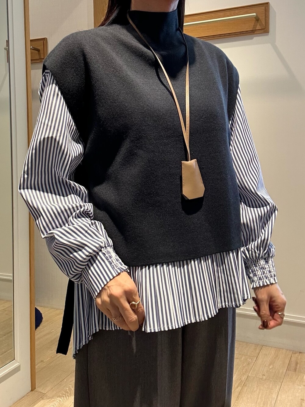 ブラック系のブルゾン、グレー系のその他パンツ、ブラック系のニット/セーターを着用したレディースの秋コーディネートの5枚目の写真