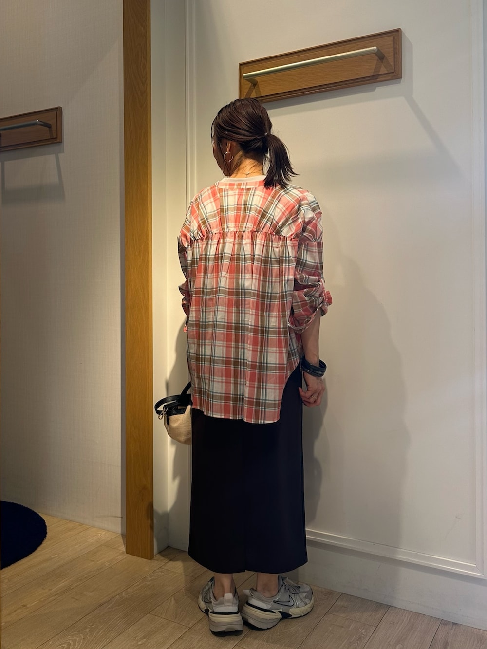 レッド系のシャツ/ブラウス、ベージュ系のTシャツ/カットソー、ブラウン系のスカートを着用したレディースの夏コーディネートの3枚目の写真