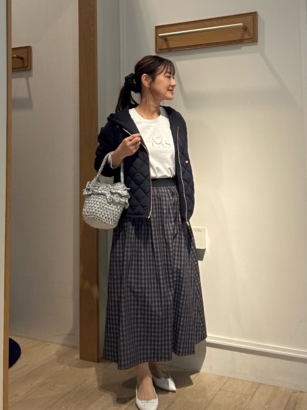 ホワイト系のTシャツ/カットソー、ブルー系のブルゾン、ブラウン系のスカートを着用したレディースの冬コーディネートの5枚目の写真