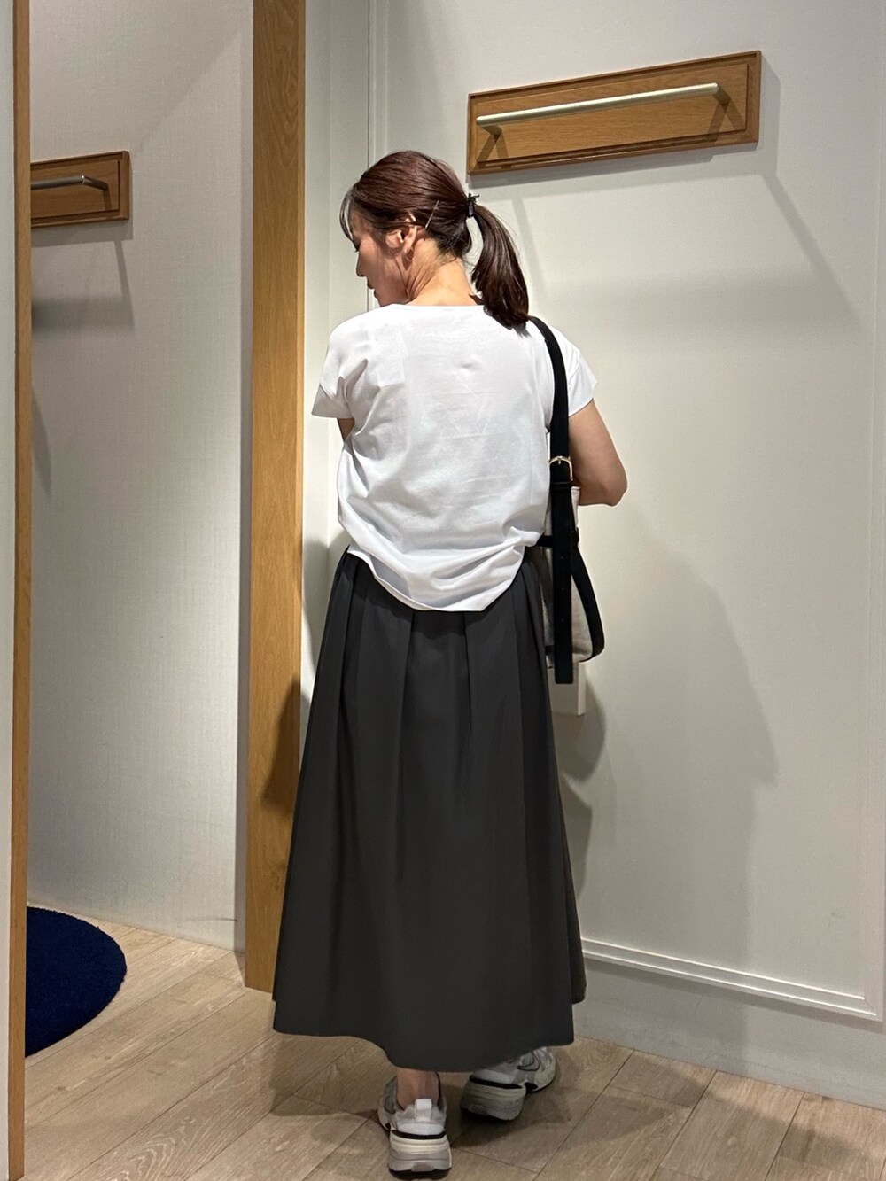 ホワイト系のTシャツ/カットソー、ホワイト系のスカート、イエロー系のショルダーバッグを着用したレディースの春コーディネートの9枚目の写真