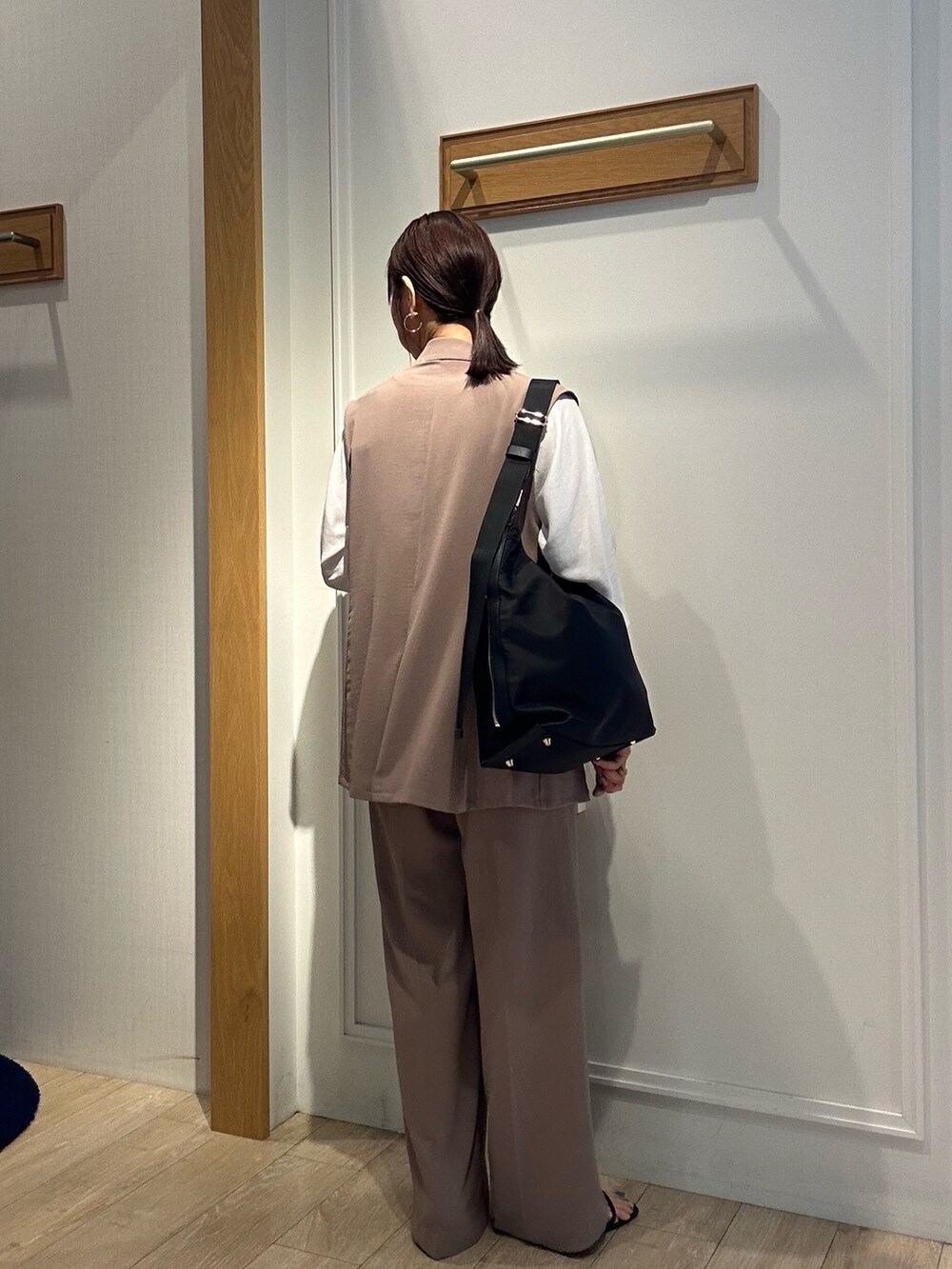 ブラック系のサンダル、ホワイト系のシャツ/ブラウス、イエロー系のテーラードジャケットを着用したレディースの夏コーディネートの3枚目の写真