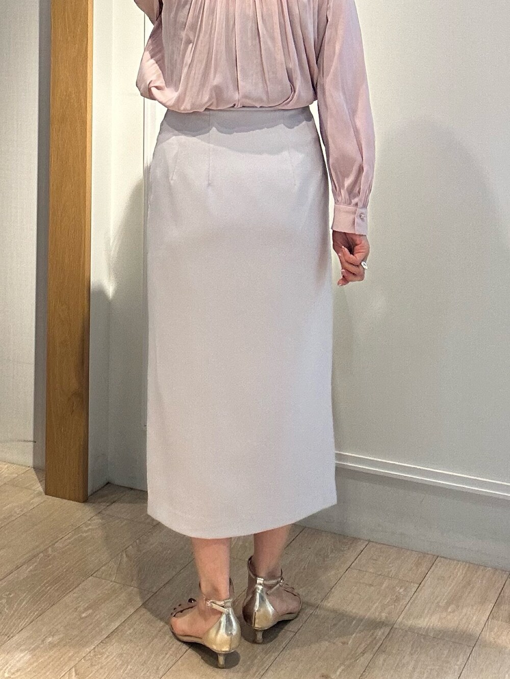 ピンク系のシャツ/ブラウス、ベージュ系のスカートを着用したレディースの春コーディネートの10枚目の写真