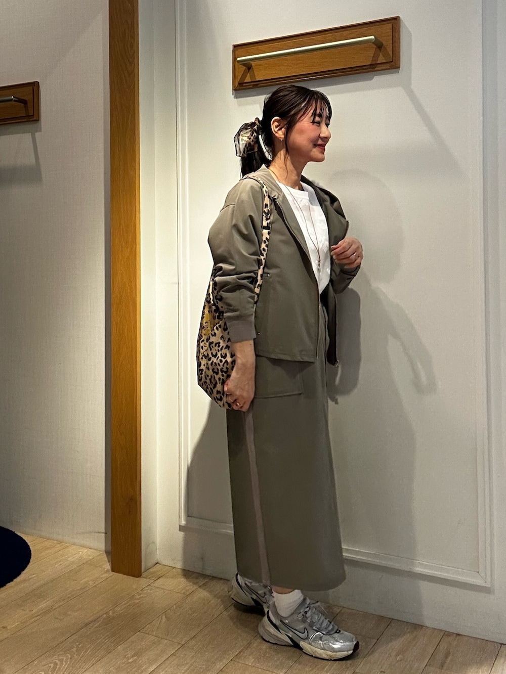 ホワイト系のニット/セーター、グリーン系のブルゾン、ホワイト系のTシャツ/カットソーを着用したレディースの春コーディネートの7枚目の写真