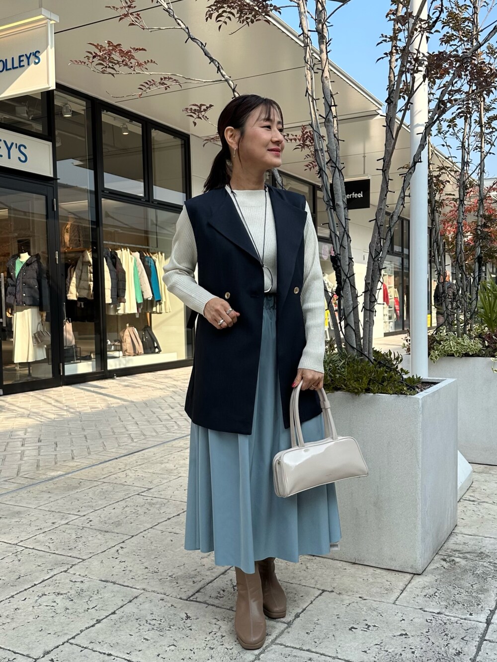 「休日スタイル、オトナ女子、ゆるコーデ、大人カジュアル、シンプルスタイル、低身長コーデ、きれいめカジュアル、キレイめ、セレモニーコーデ、ジレスタイル、ジレコーデ、ジレ、低身長女子、きちんとスタイル、40代ファッション」｜「MICO COULIERの《オケージョン対応》リバーシブルタフタスカート（スカート、ベージュ系）」を使った、daimonさん（レディース・154cm）の冬コーディネートの3枚目の写真