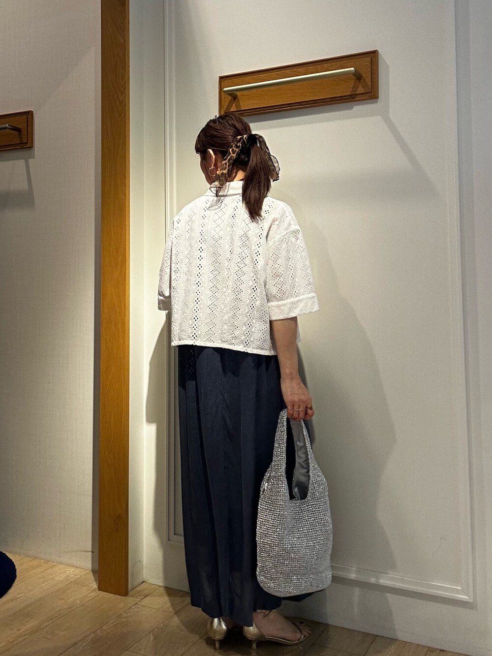 ホワイト系のシャツ/ブラウス、ブルー系のワンピース、シルバー系のトートバッグを着用したレディースの春コーディネートの3枚目の写真