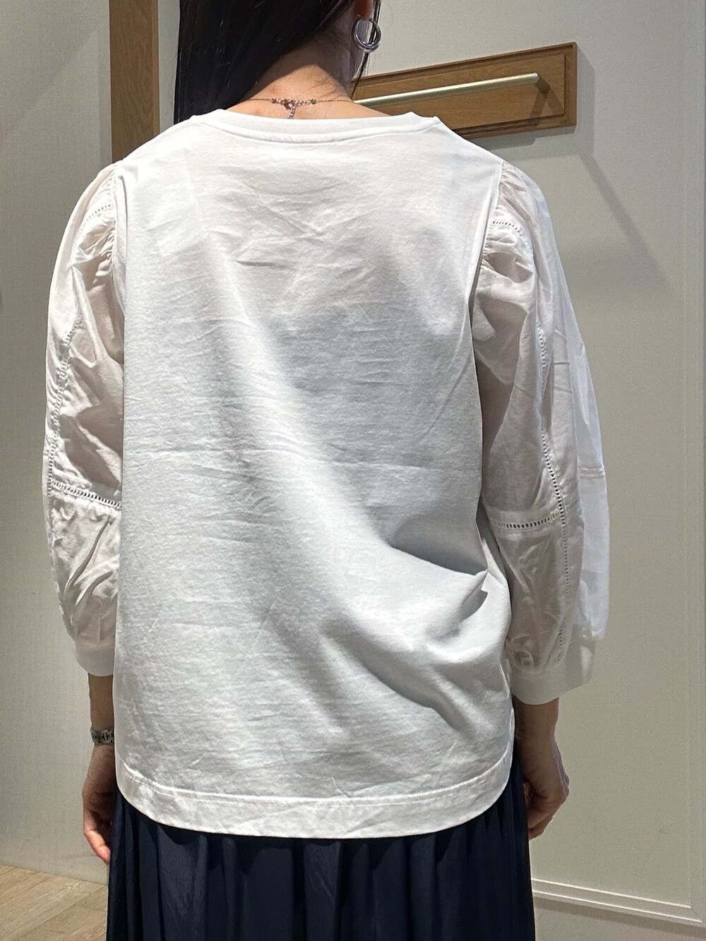 ホワイト系のTシャツ/カットソー、ベージュ系のスカートを着用したレディースの春コーディネートの5枚目の写真