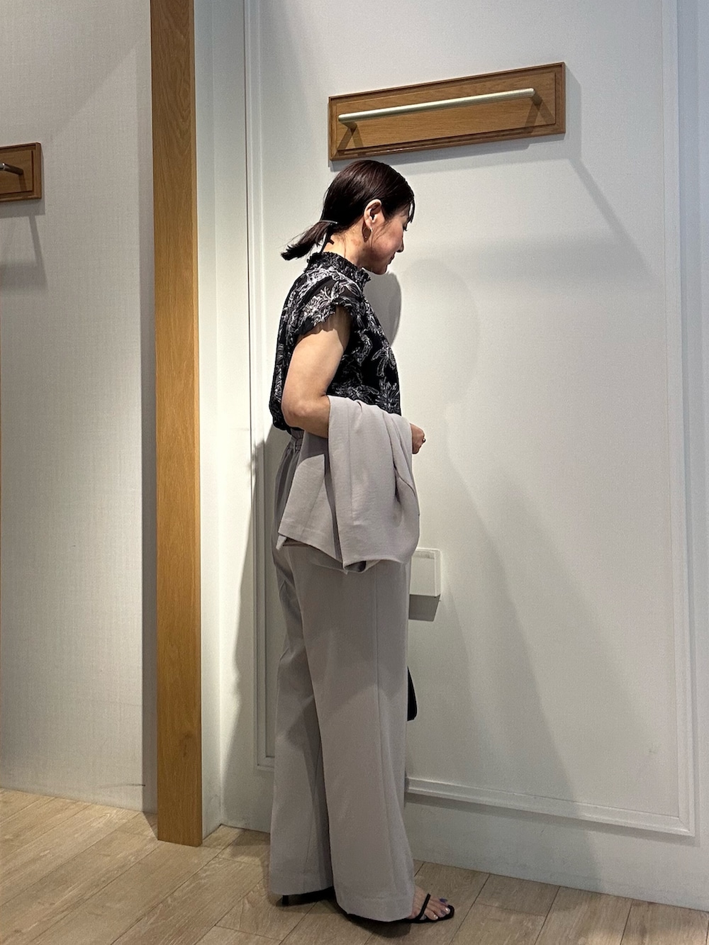 「柄シャツ、夏コーデ、シャツスタイル、パンツコーデ、150cmコーデ、セットアップ、セットアップスタイル、お仕事コーデ、お仕事、低身長コーデ、低身長女子、プリントブラウス、40代ファッション、40代、パンツスタイル」｜「MICO COULIERの線画フラワープリントブラウス（シャツ/ブラウス、ブラック系）」を使った、daimonさん（レディース・154cm）の夏コーディネートの4枚目の写真
