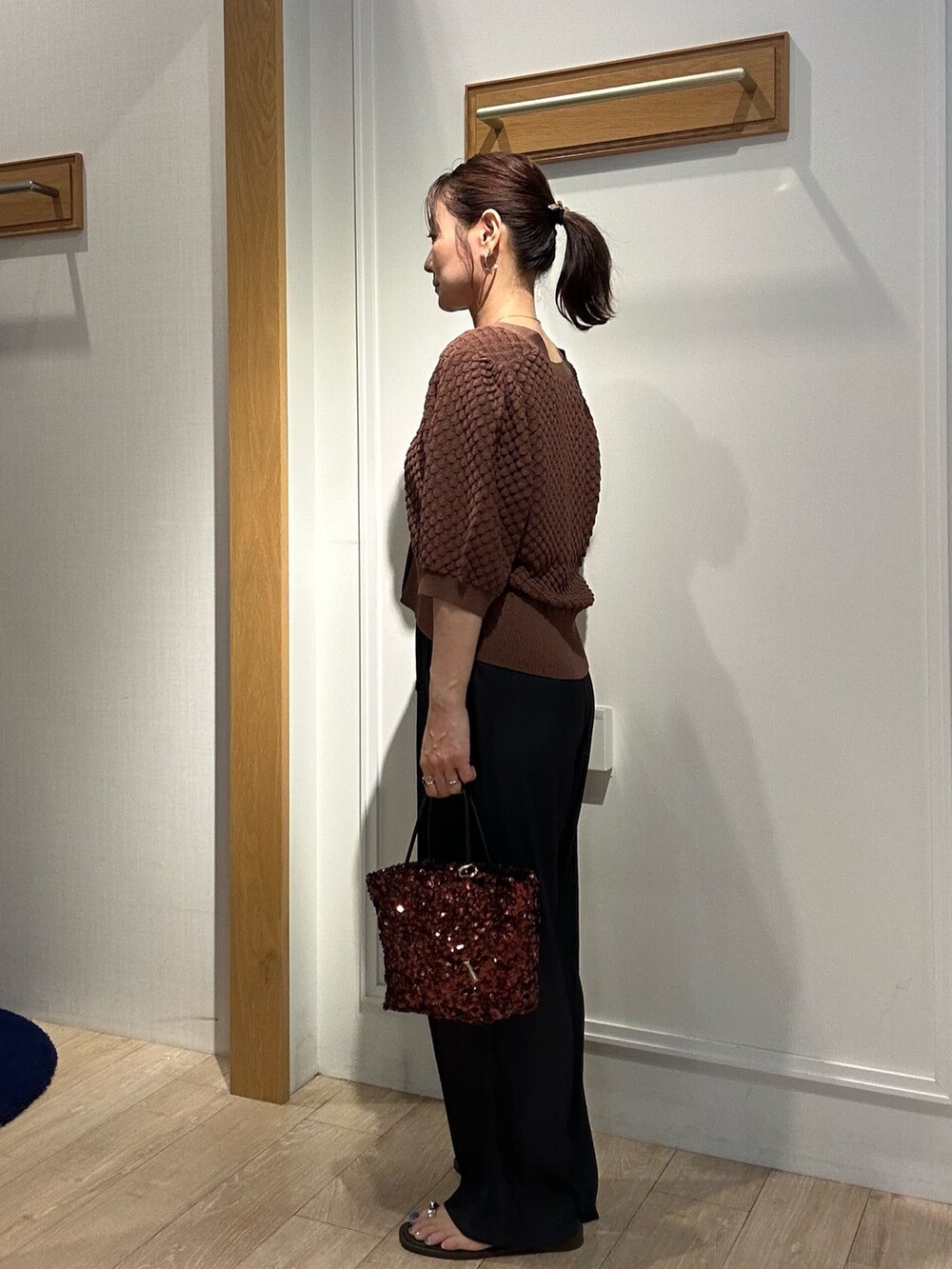 ブラウン系のカーディガン/ボレロ、グレー系のTシャツ/カットソー、ブラック系のその他パンツを着用したレディースの夏コーディネートの2枚目の写真