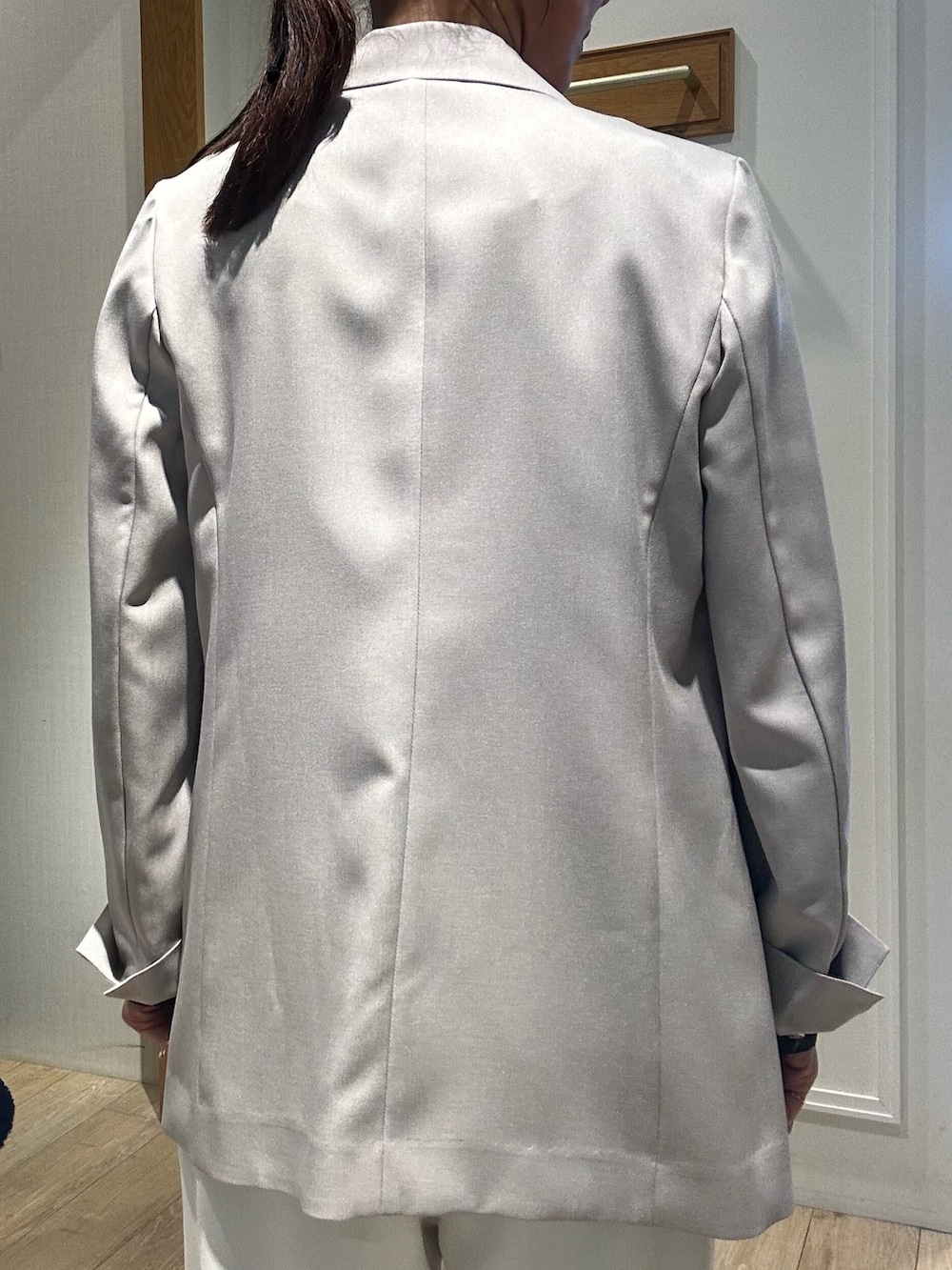 ベージュ系のテーラードジャケット、ブルー系のシャツ/ブラウス、ホワイト系のその他パンツを着用したレディースの春コーディネートの8枚目の写真