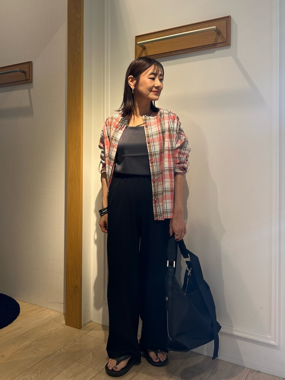 「着こなしのちょこっとテク、レイヤードスタイル、休日スタイル、シャツスタイル、チェック、シンプルコーデ、オトナカジュアル、ゆるコーデ、シンプルスタイル、今日のコーデ、リラックススタイル、ラフコーデ、低身長女子、チェックシャツ、晩夏」｜「MICO COULIERのチェックギャザーブラウス（シャツ/ブラウス、レッド系）」を使った、daimonさん（レディース・154cm）の夏コーディネートの8枚目の写真