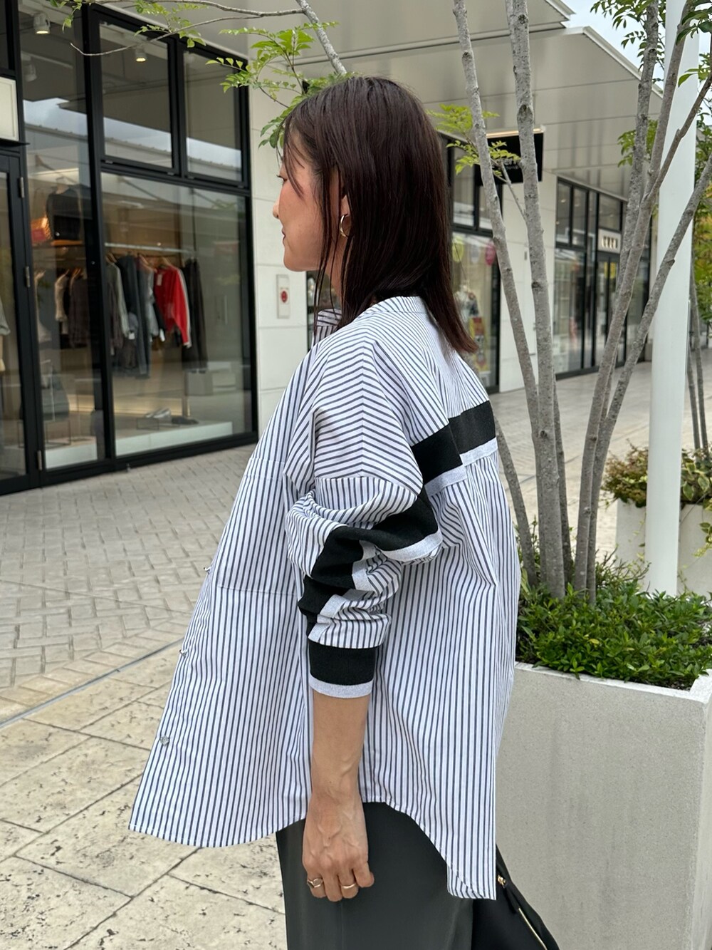 グレー系のその他パンツ、ホワイト系のシャツ/ブラウス、ホワイト系のTシャツ/カットソーを着用したレディースの秋コーディネートの8枚目の写真