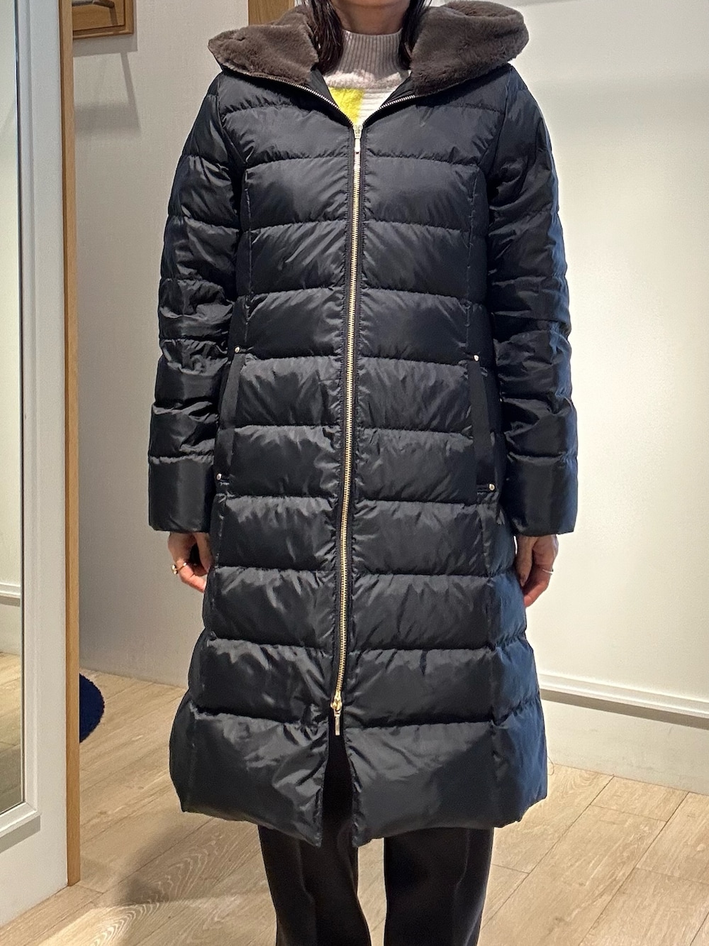 ブラック系のダウンジャケット/コートを着用したレディースの冬コーディネートの5枚目の写真