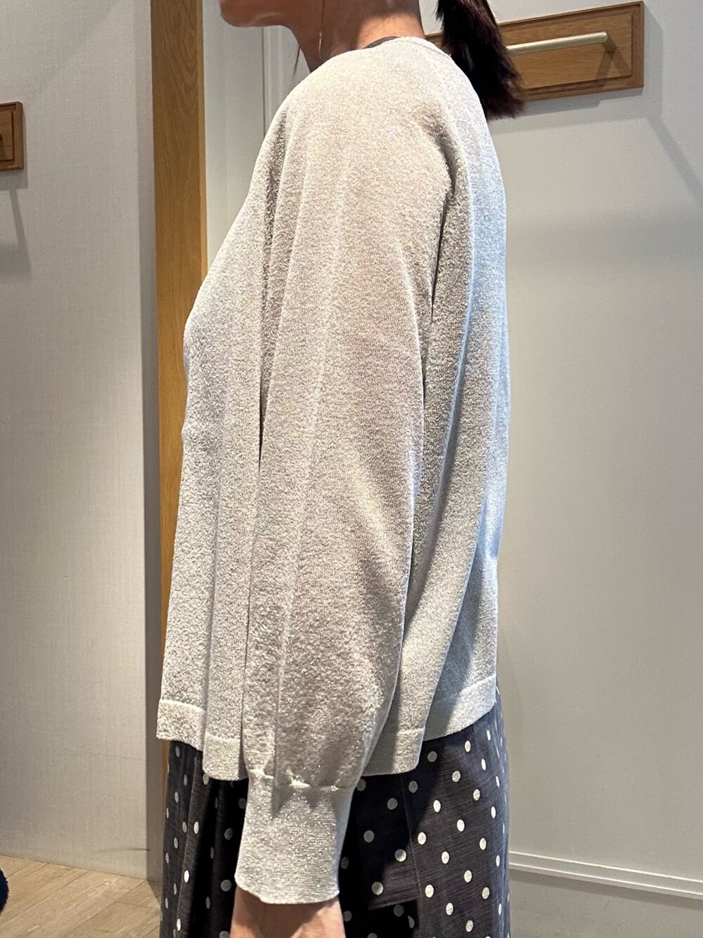 シルバー系のニット/セーター、グレー系のワンピース、ベージュ系のボストンバッグを着用したレディースの夏コーディネートの7枚目の写真