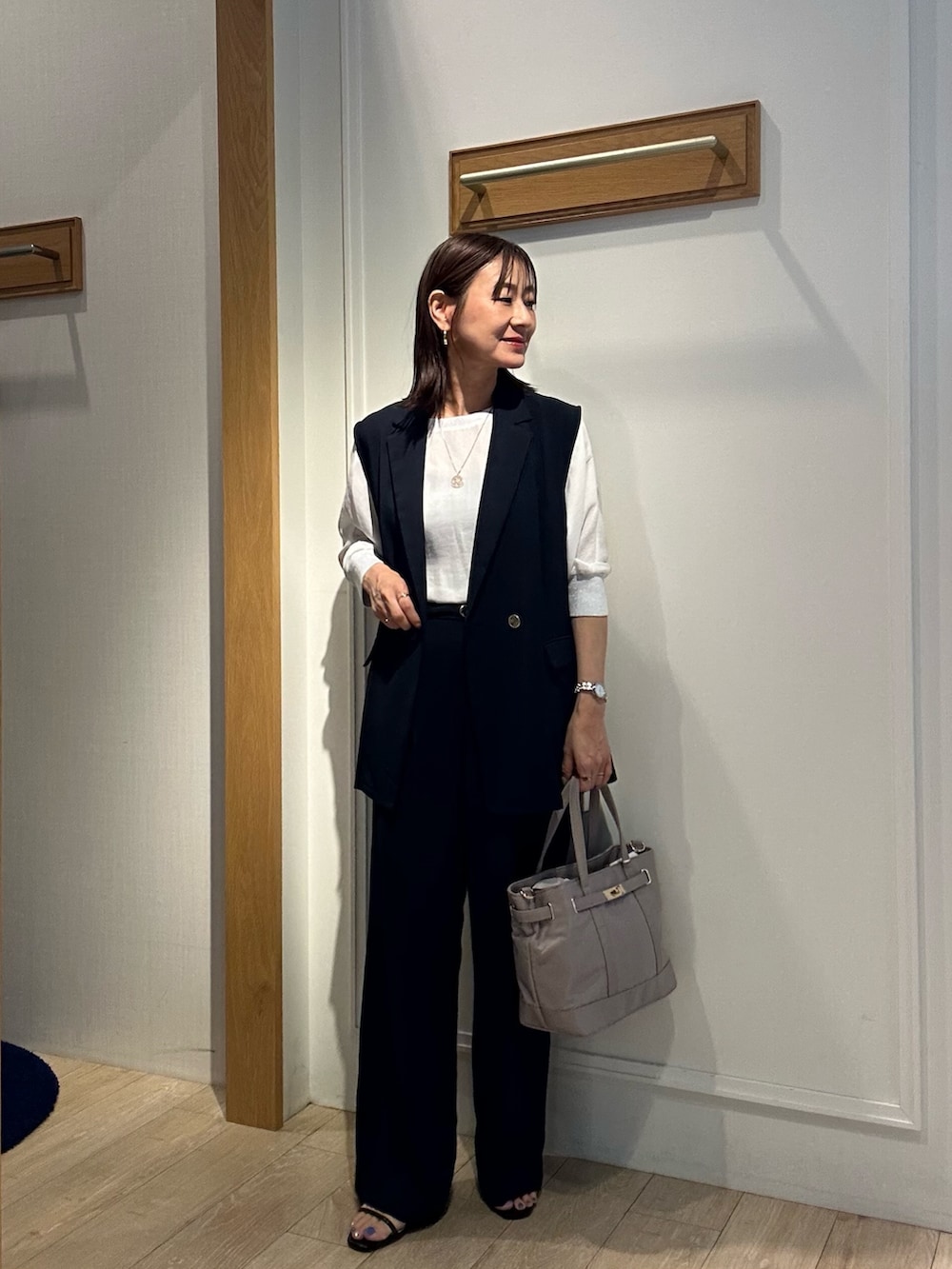 「モノトーン、お出かけコーデ、レイヤードスタイル、シアートップス、初秋コーデ、秋、低身長女子、スラックスコーデ、セットアップ、セットアップスタイル、ジレスタイル、ジレコーデ、低身長コーデ、150cm台コーデ、40代ファッション」|「MICO COULIERの《セットアップ対応》ハイストレッチカルゼワッシャーパンツ(その他パンツ、ブルー系)」を使った、daimonさん(レディース・154cm)の夏コーディネートの4枚目の写真