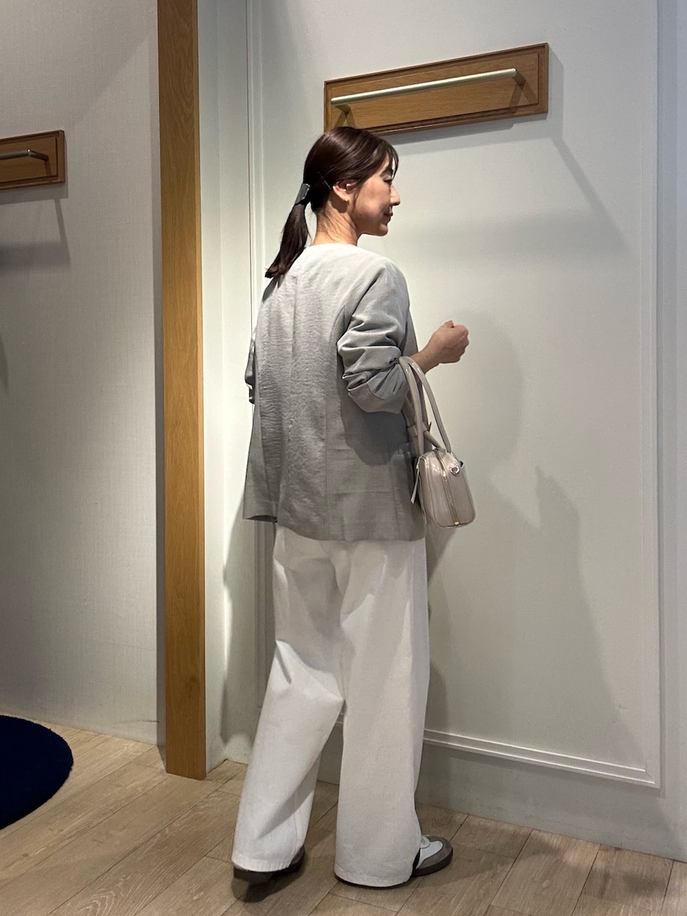 「大人カジュアル、オトナカジュアル、今日のコーデ、大人可愛い、デニム、ホワイトデニム、ジャケット、ジャケットスタイル、ジャケットコーデ、低身長、低身長コーデ、低身長女子、40代ファッション、40代」｜「MICO COULIERのサップノーカラージャケット（ノーカラージャケット、ベージュ系）」を使った、daimonさん（レディース・154cm）の春コーディネートの3枚目の写真