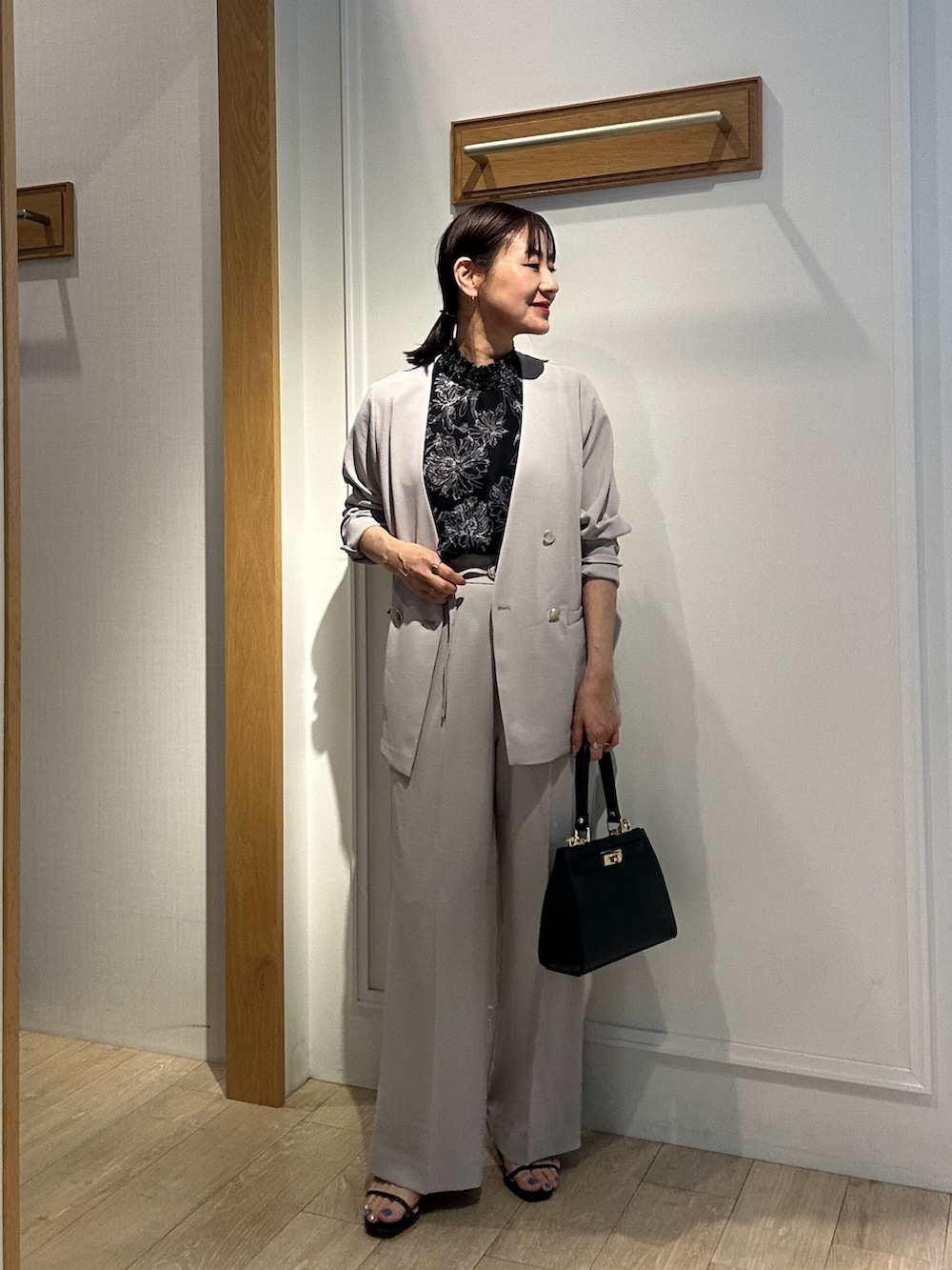 「柄シャツ、夏コーデ、シャツスタイル、パンツコーデ、150cmコーデ、セットアップ、セットアップスタイル、お仕事コーデ、お仕事、低身長コーデ、低身長女子、プリントブラウス、40代ファッション、40代、パンツスタイル」｜「MICO COULIERの線画フラワープリントブラウス（シャツ/ブラウス、ブラック系）」を使った、daimonさん（レディース・154cm）の夏コーディネートの10枚目の写真