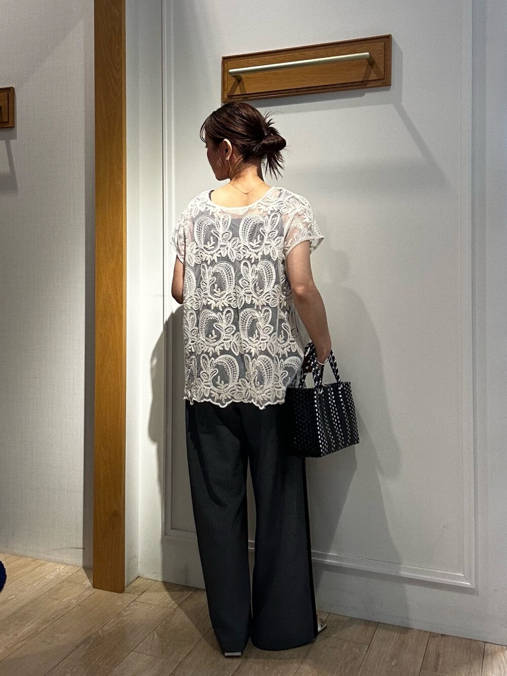 グレー系のシャツ/ブラウス、ホワイト系のシャツ/ブラウス、グレー系のTシャツ/カットソーを着用したレディースの春コーディネートの2枚目の写真