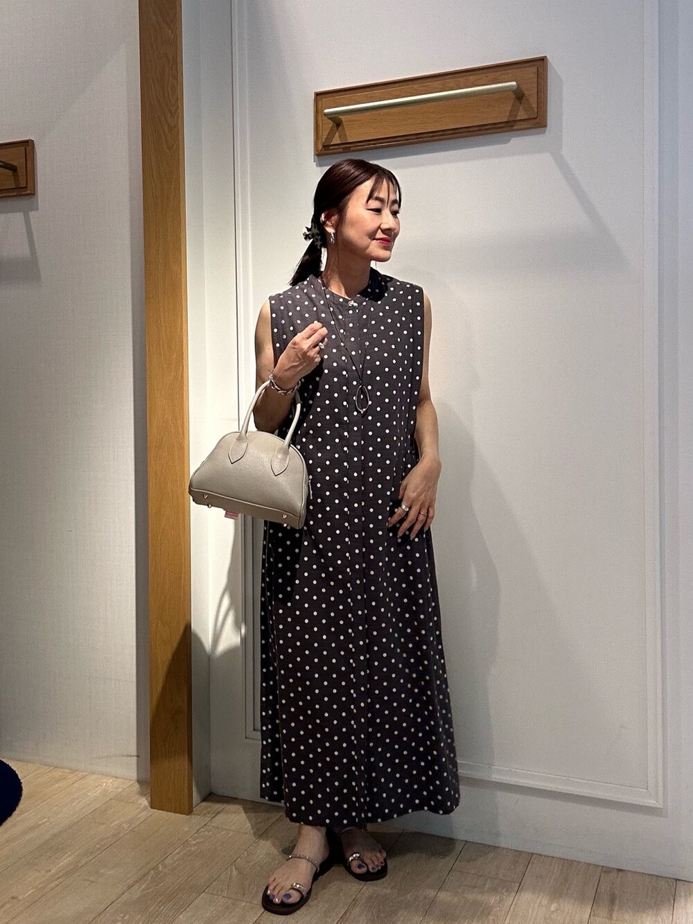 グレー系のワンピース、ブルー系のその他パンツ、グレー系のTシャツ/カットソーを着用したレディースの夏コーディネートの10枚目の写真