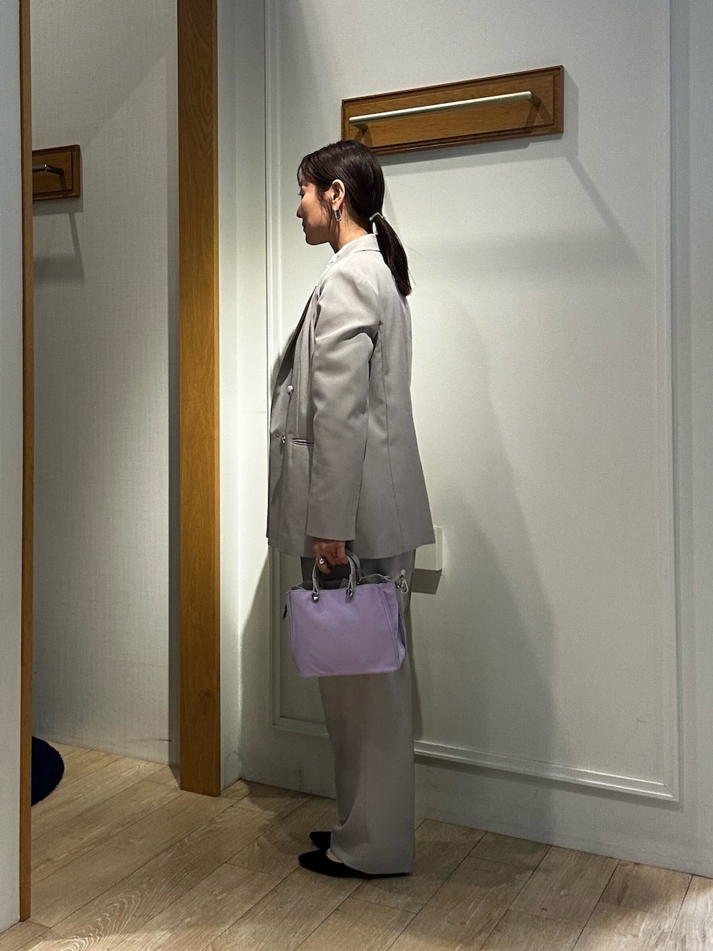 ベージュ系のテーラードジャケット、ベージュ系のその他パンツ、ホワイト系のシャツ/ブラウスを着用したレディースの冬コーディネートの2枚目の写真