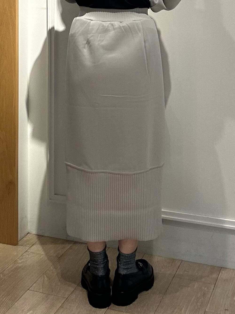 グレー系のトートバッグ、ベージュ系のスカート、ベージュ系のTシャツ/カットソーを着用したレディースの秋コーディネートの10枚目の写真