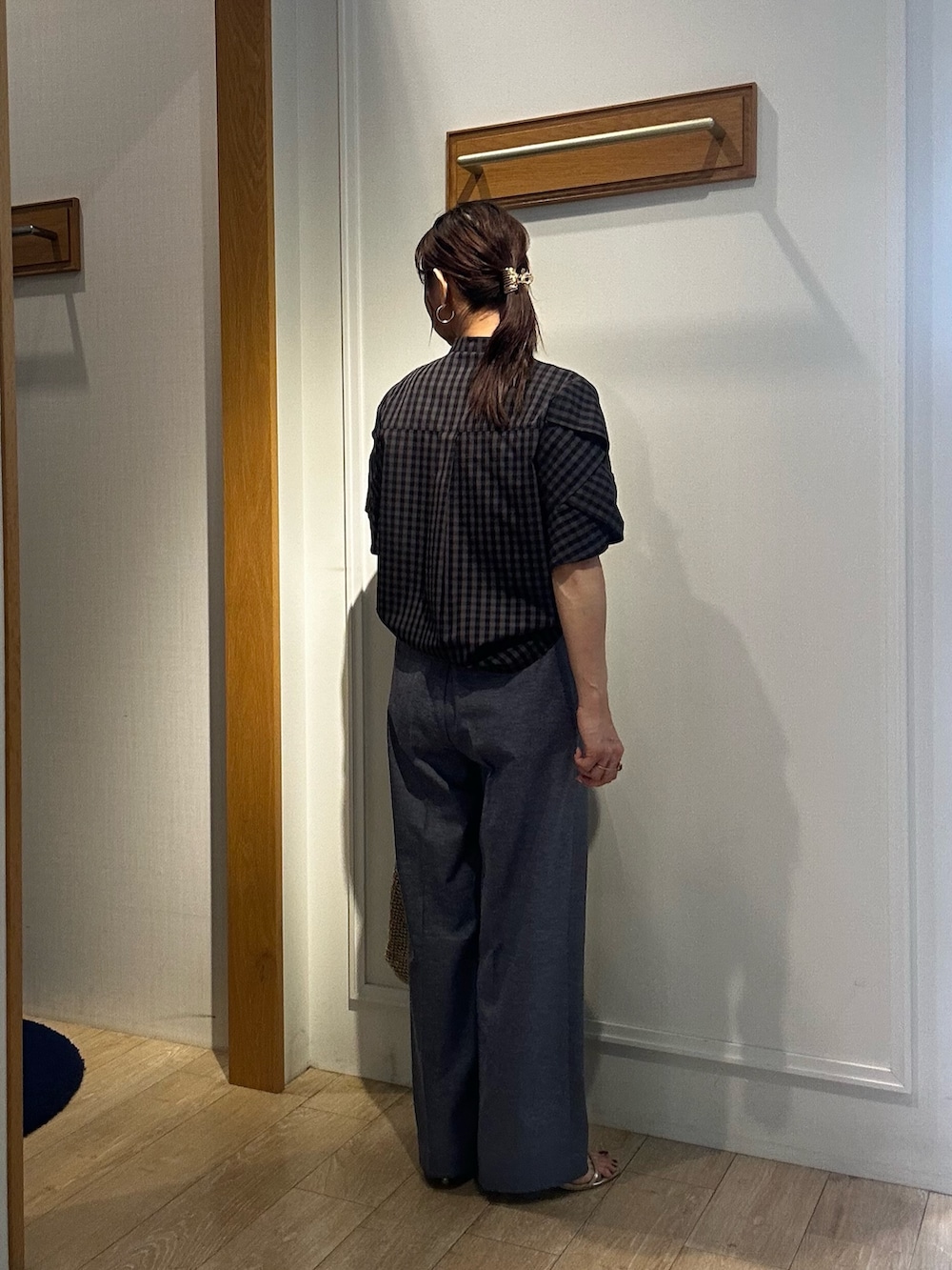 グレー系のシャツ/ブラウス、ゴールド系のトートバッグ、ブルー系のその他パンツを着用したレディースの春コーディネートの3枚目の写真