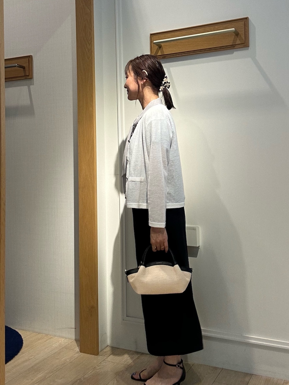 「半袖シャツ、お出かけコーデ、シンプルコーデ、夏コーデ、大人ファッション、キレイめコーデ、シンプルスタイル、スカートコーデ、低身長女子、おでかけコーデ、低身長コーデ、150cm台コーデ、きちんとスタイル、きちんとコーデ、カーディガンコーデ」|「NOLLEY’Sの【LORISTELLA/ロリステッラ】雑材コンビミニバッグmade in italy(バックパック/リュック、ブラック系)」を使った、daimonさん(レディース・154cm)の夏コーディネートの2枚目の写真