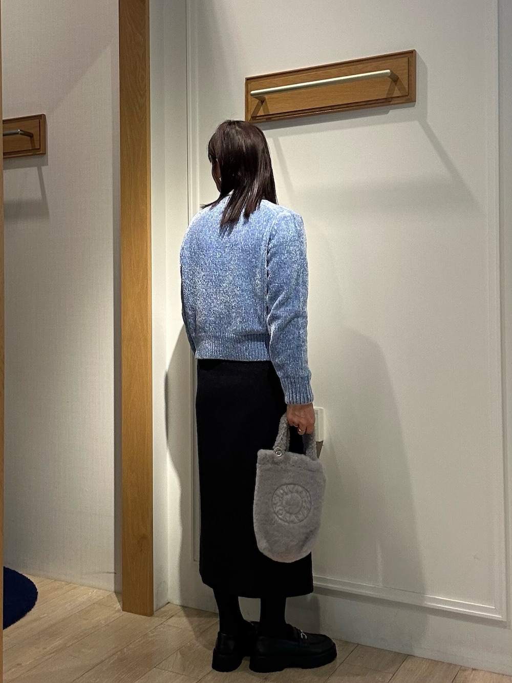 ホワイト系のTシャツ/カットソー、パープル系のスカート、グレー系のトートバッグを着用したレディースの秋コーディネートの3枚目の写真