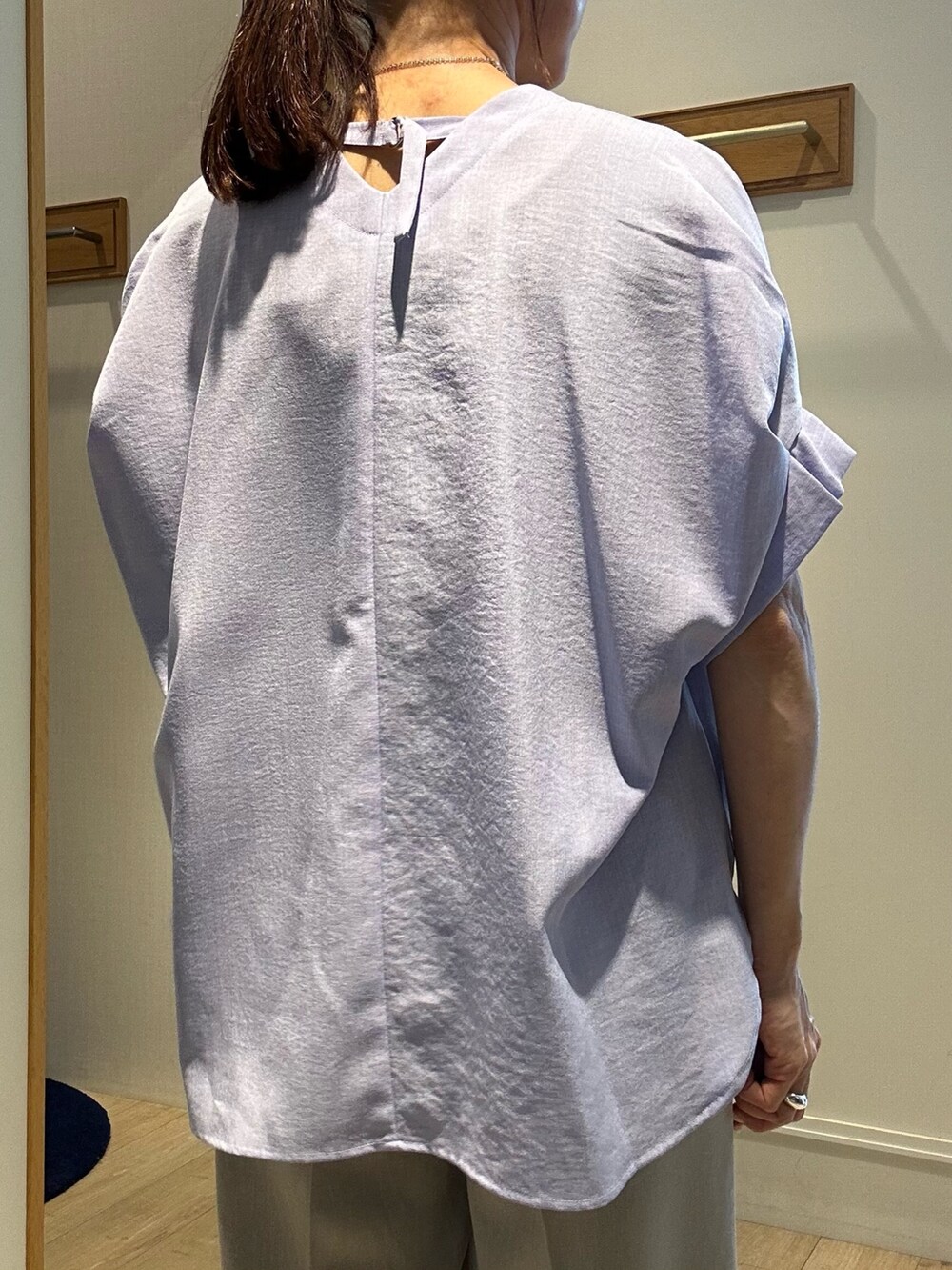 パープル系のシャツ/ブラウス、ブルー系のスカート、ブラック系のショルダーバッグを着用したレディースの春コーディネートの7枚目の写真