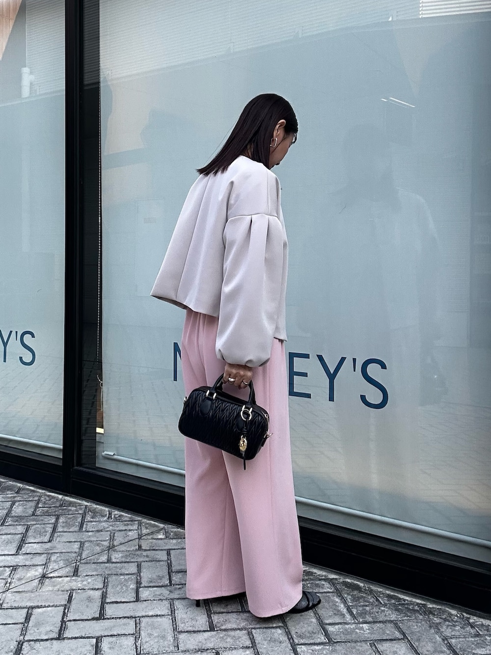 ピンク系のその他パンツ、ベージュ系のブルゾン、ホワイト系のシャツ/ブラウスを着用したレディースの冬コーディネートの3枚目の写真