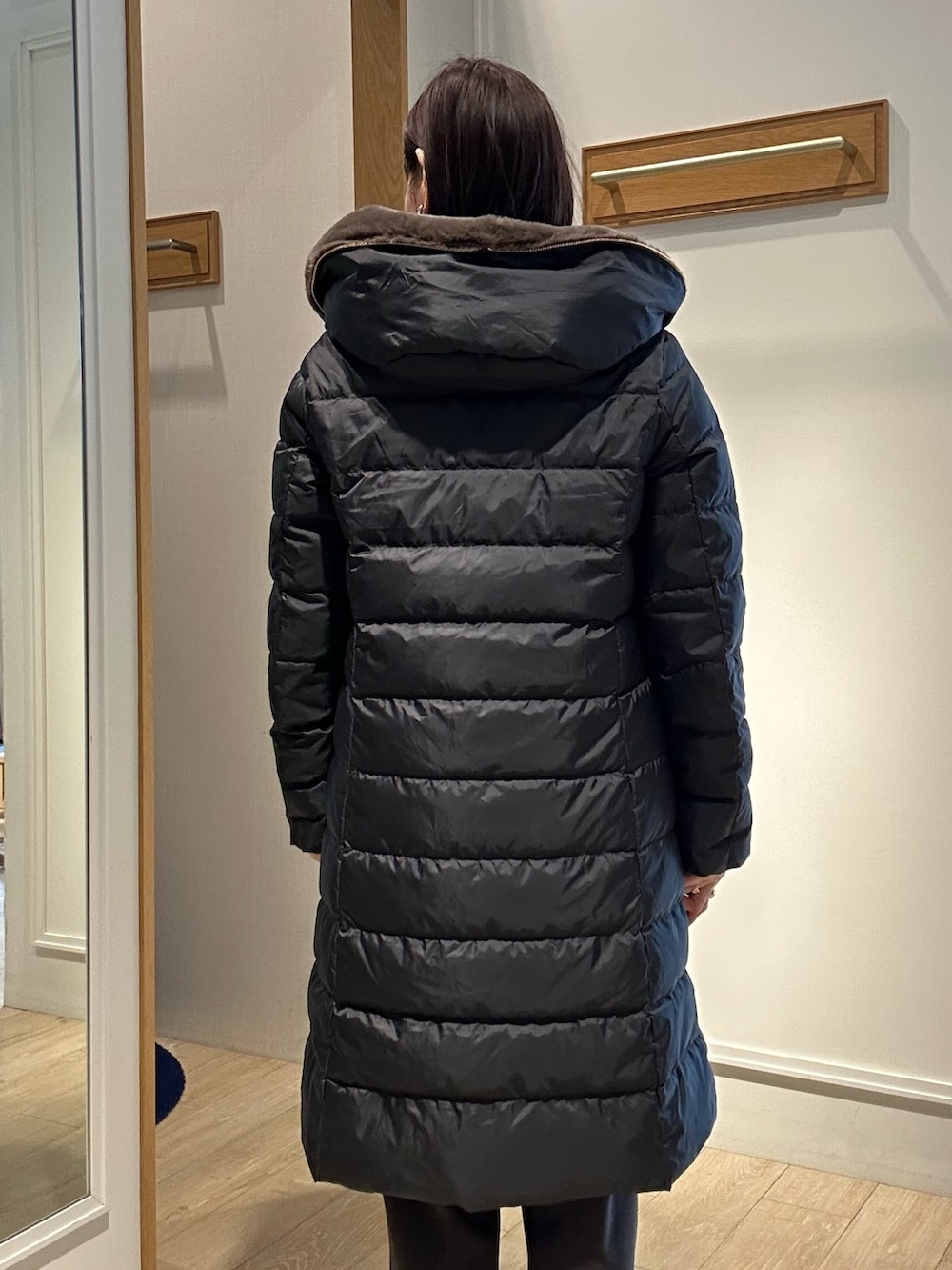 ブラック系のダウンジャケット/コートを着用したレディースの冬コーディネートの6枚目の写真