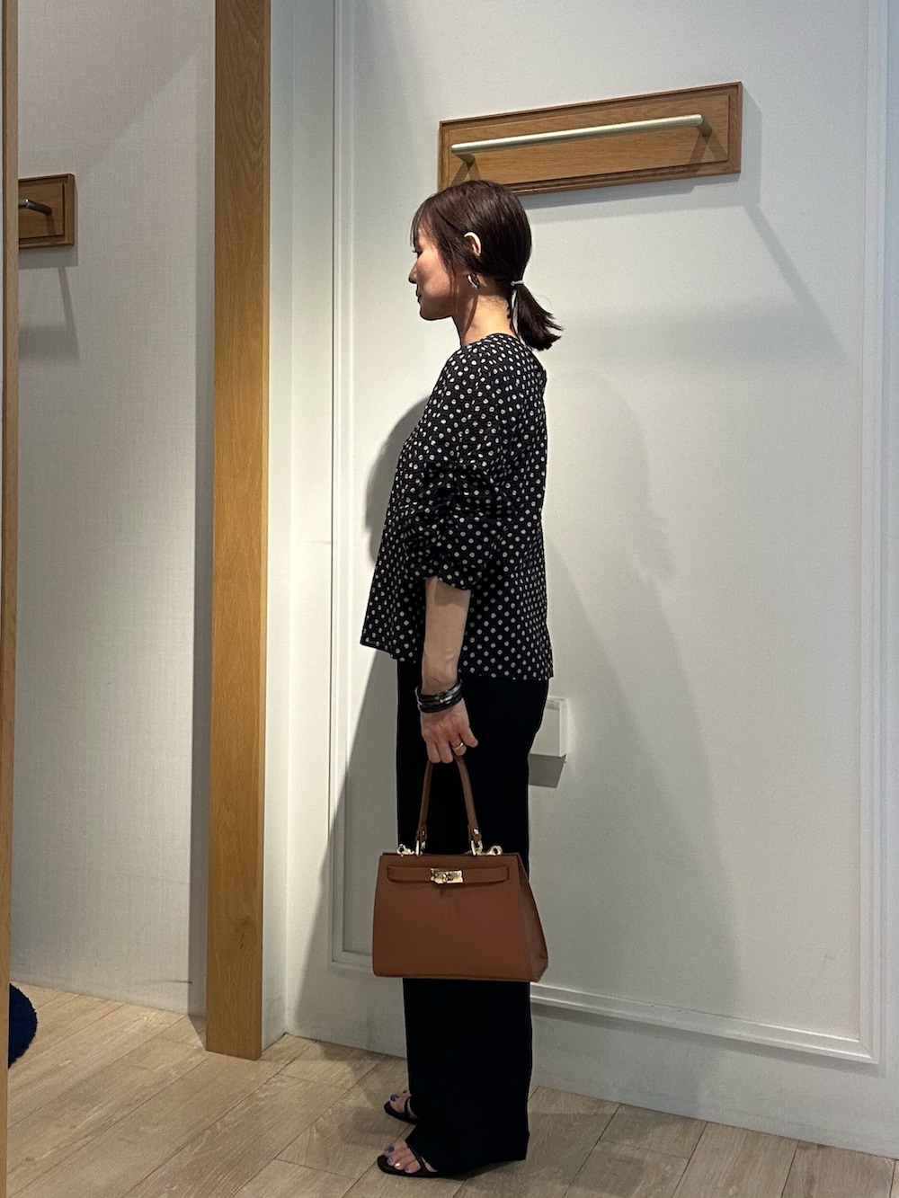 「セットアップ、ブラックコーデ、半袖シャツ、サンダル、オトナカジュアル、オトナ女子、おでかけコーデ、大人可愛い、シンプル・ベーシック、きれいめカジュアル、150cm台コーデ、モノトーンコーデ、ブラック、低身長コーデ、低身長女子」｜「NOLLEY'S LIGHTの80ローンギャザースリーブドットブラウス（シャツ/ブラウス、ブラック系）」を使った、daimonさん（レディース・154cm）の夏コーディネートの3枚目の写真