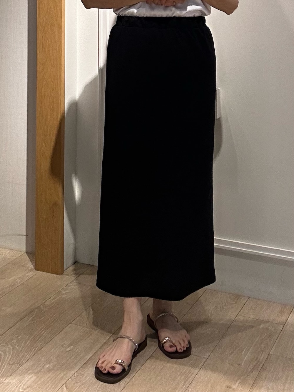 グリーン系のその他パンツ、ブラウン系のサンダル、グリーン系のノーカラージャケットを着用したレディースの夏コーディネートの6枚目の写真