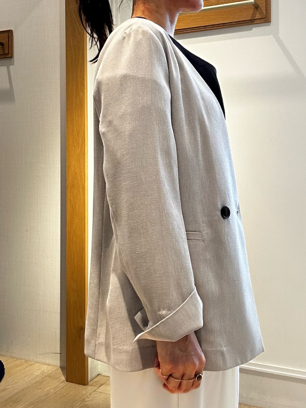 ブルー系のシャツ/ブラウス、ベージュ系のノーカラージャケット、ホワイト系のTシャツ/カットソーを着用したレディースの春コーディネートの6枚目の写真