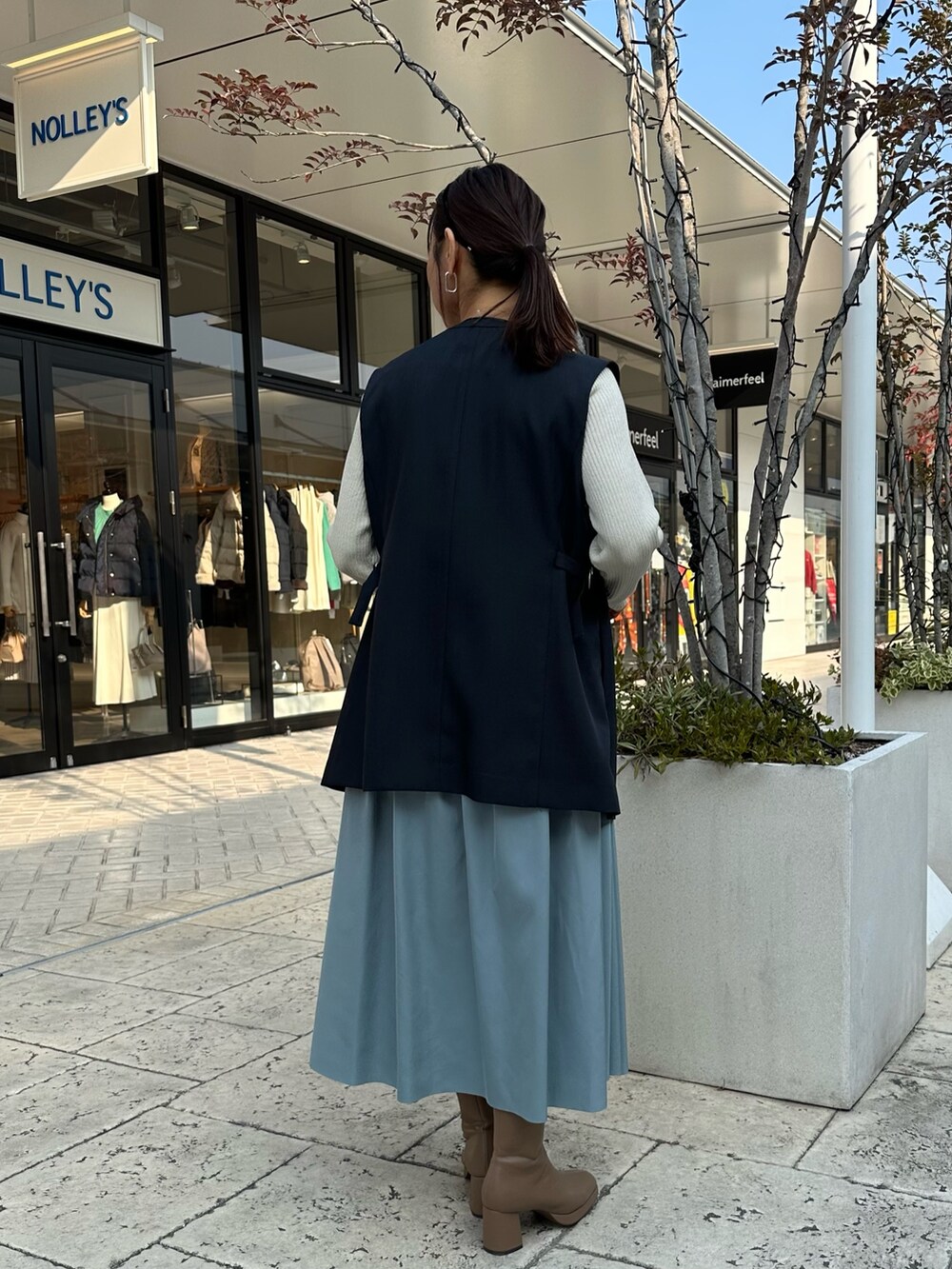 「休日スタイル、オトナ女子、ゆるコーデ、大人カジュアル、シンプルスタイル、低身長コーデ、きれいめカジュアル、キレイめ、セレモニーコーデ、ジレスタイル、ジレコーデ、ジレ、低身長女子、きちんとスタイル、40代ファッション」｜「MICO COULIERの《オケージョン対応》リバーシブルタフタスカート（スカート、ベージュ系）」を使った、daimonさん（レディース・154cm）の冬コーディネートの2枚目の写真