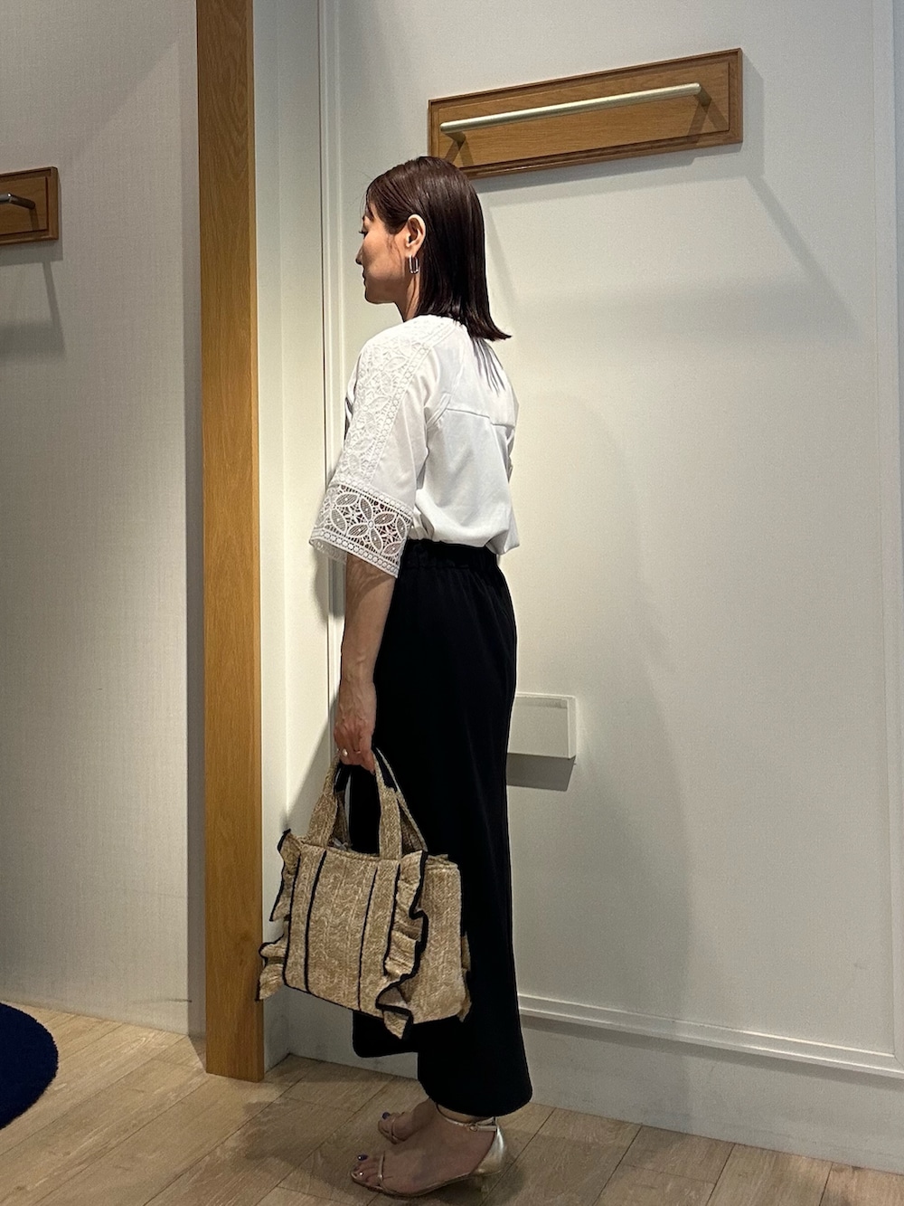 「白Tシャツ、半袖シャツ、ラクチンコーデ、大人コーデ、夏服、パンツコーデ、夏、休日スタイル、大人女子、キレイめ、お洒落さんとつながりたい、お出かけコーデ、Tシャツコーデ、低身長女子、低身長コーデ」｜「NOLLEY'S LIGHTのコットン天竺袖レースT（Tシャツ/カットソー、ホワイト系）」を使った、daimonさん（レディース・154cm）の夏コーディネートの4枚目の写真