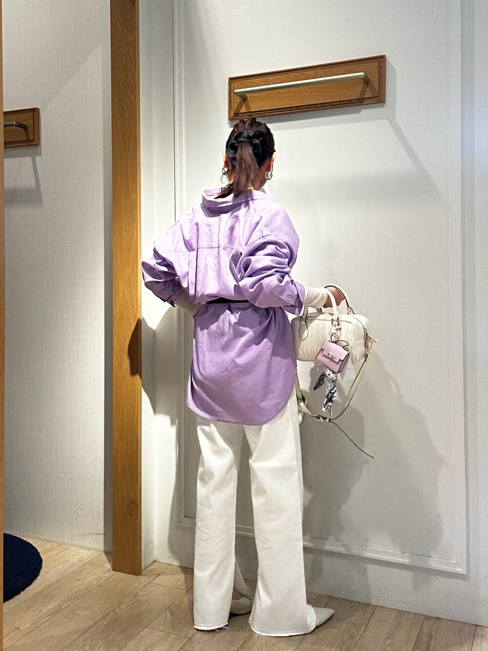 ホワイト系のその他アウター、ホワイト系のデニムパンツ、ホワイト系のTシャツ/カットソーを着用したレディースの春コーディネートの9枚目の写真