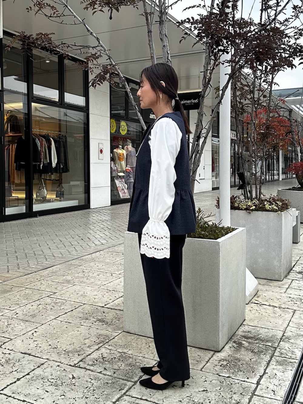 ブルー系のノーカラージャケット、ブルー系のその他パンツ、ホワイト系のシャツ/ブラウスを着用したレディースの冬コーディネートの2枚目の写真