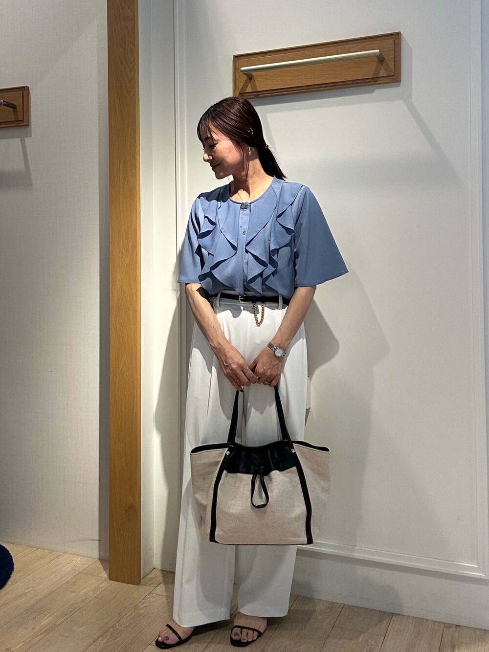 ブルー系のシャツ/ブラウス、ブラック系のサンダル、ブラック系のベルトを着用したレディースの夏コーディネートの5枚目の写真