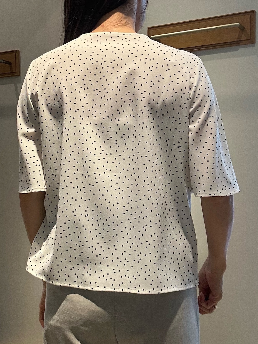 「ショルダーバッグ、初夏コーデ、夏ファッション、ママファッション、オトナカワイイ、フェミニンコーデ、低身長レディースファッション、ベージュ、お仕事コーデ、お仕事スタイル、通勤コーデ、通勤スタイル、ドットシャツ、低身長女子、低身長コーデ」｜「MICO COULIERのジョーゼットフリルブラウス（シャツ/ブラウス、ホワイト系）」を使った、daimonさん（骨格ナチュラル・レディース・154cm）の春コーディネートの6枚目の写真