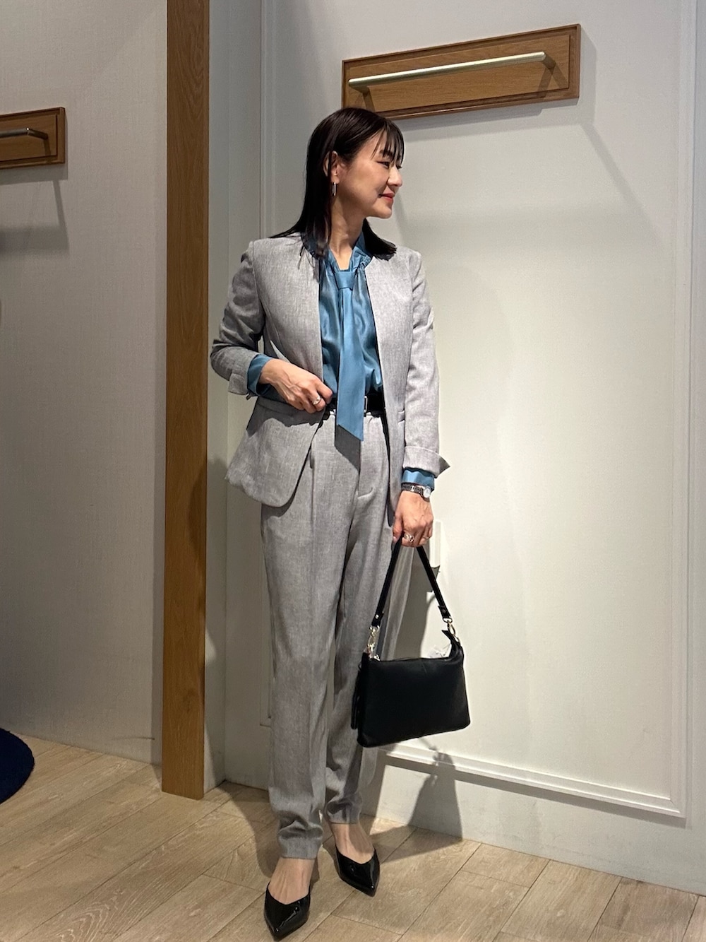 「ジャケット、春コーデ、パンツコーデ、スーツスタイル、セットアップ、セットアップスタイル、40代ファッション、お仕事コーデ、お仕事、ジャケットスタイル、低身長コーデ、低身長女子、グレージャケットコーデ、グレージャケット、春スーツ」｜「MICO COULIERの《セットアップ対応》ライトシャンブレージャケット（ノーカラージャケット、グレー系）」を使った、daimonさん（骨格ナチュラル・レディース・154cm）の春コーディネートの2枚目の写真