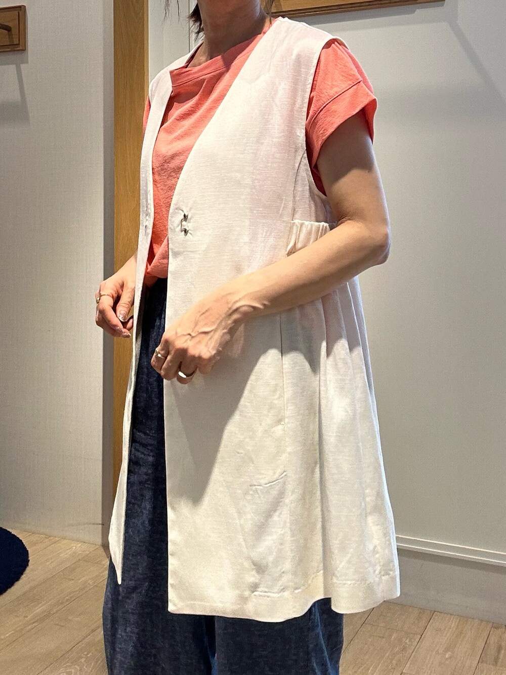 ブルー系のその他パンツ、ピンク系のTシャツ/カットソー、ホワイト系のノーカラージャケットを着用したレディースの夏コーディネートの5枚目の写真