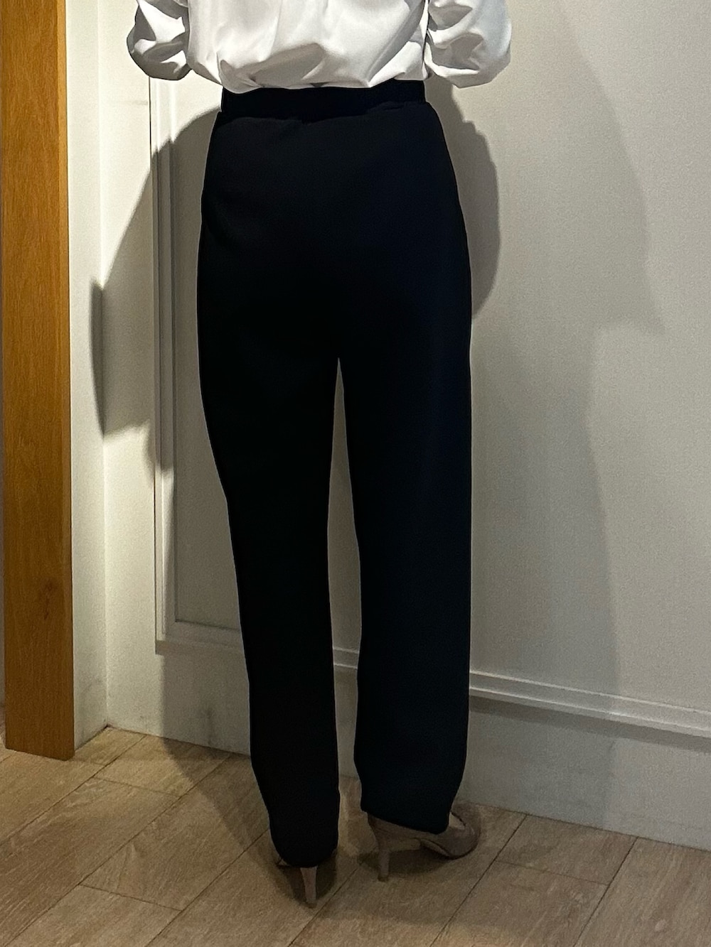 ブルー系のブルゾン、ホワイト系のシャツ/ブラウス、ブルー系のその他パンツを着用したレディースの冬コーディネートの9枚目の写真