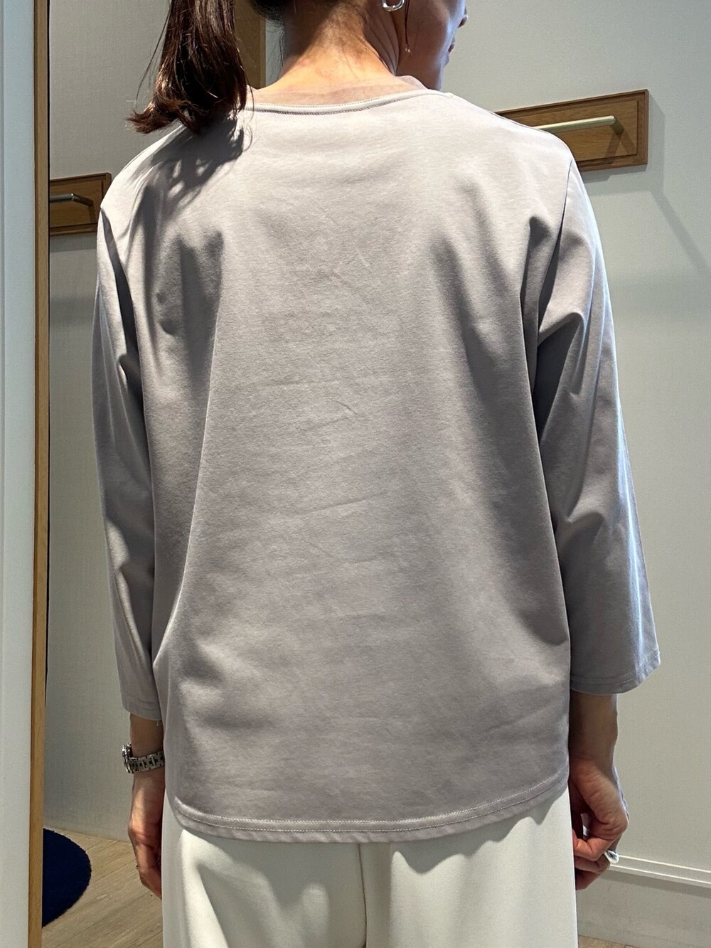 ホワイト系のその他パンツを着用したレディースの春コーディネートの8枚目の写真