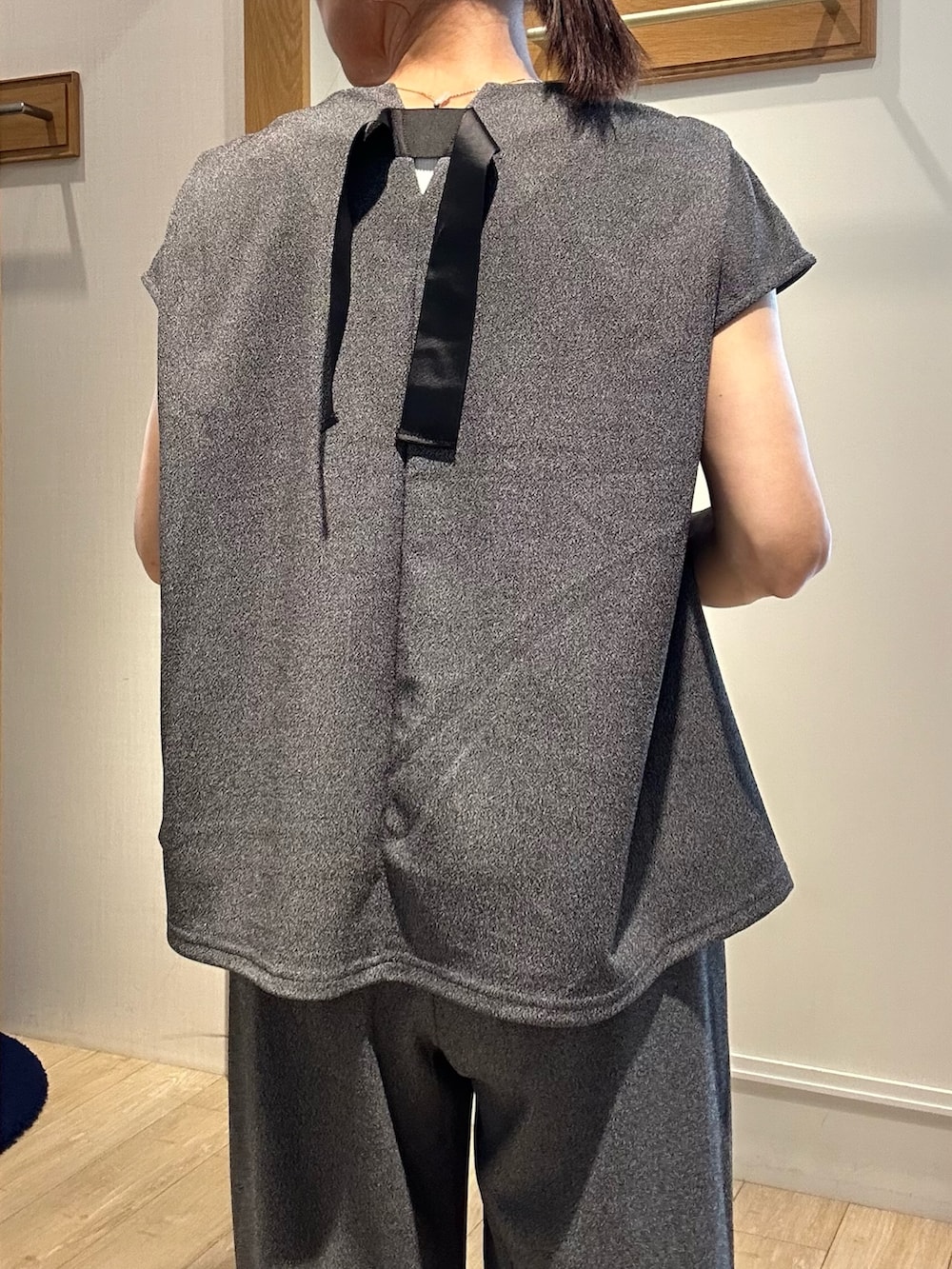 「セットアップ、夏ルックで気分アップ、休日スタイル、オトナ女子、シンプルスタイル、夏服コーデ、大人ファッション、夏ファッション、パンツスタイル、今日のコーデ、着回しコーデ、150cm台コーデ、154cm、セットアップスタイル、低身長」｜「MICO COULIERの《セット商品》カットジョーゼット杢　ブラウス＋パンツ（セットアップ）（シャツ/ブラウス、グレー系）」を使った、daimonさん（レディース・154cm）の夏コーディネートの9枚目の写真