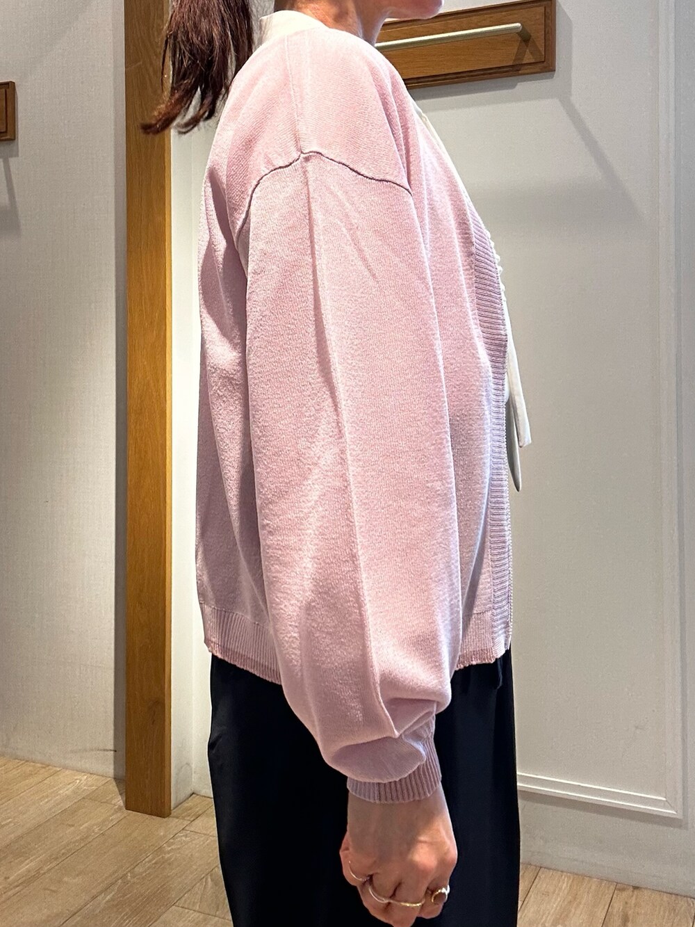 ピンク系のカーディガン/ボレロ、ホワイト系のシャツ/ブラウス、ブルー系のその他パンツを着用したレディースの春コーディネートの6枚目の写真