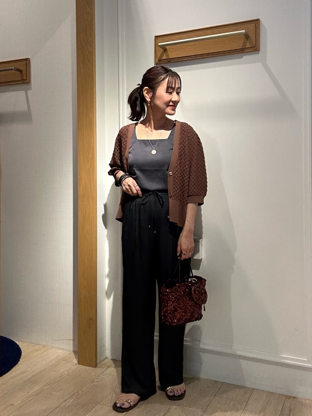 ブラウン系のカーディガン/ボレロ、グレー系のTシャツ/カットソー、ブラック系のその他パンツを着用したレディースの夏コーディネートの10枚目の写真
