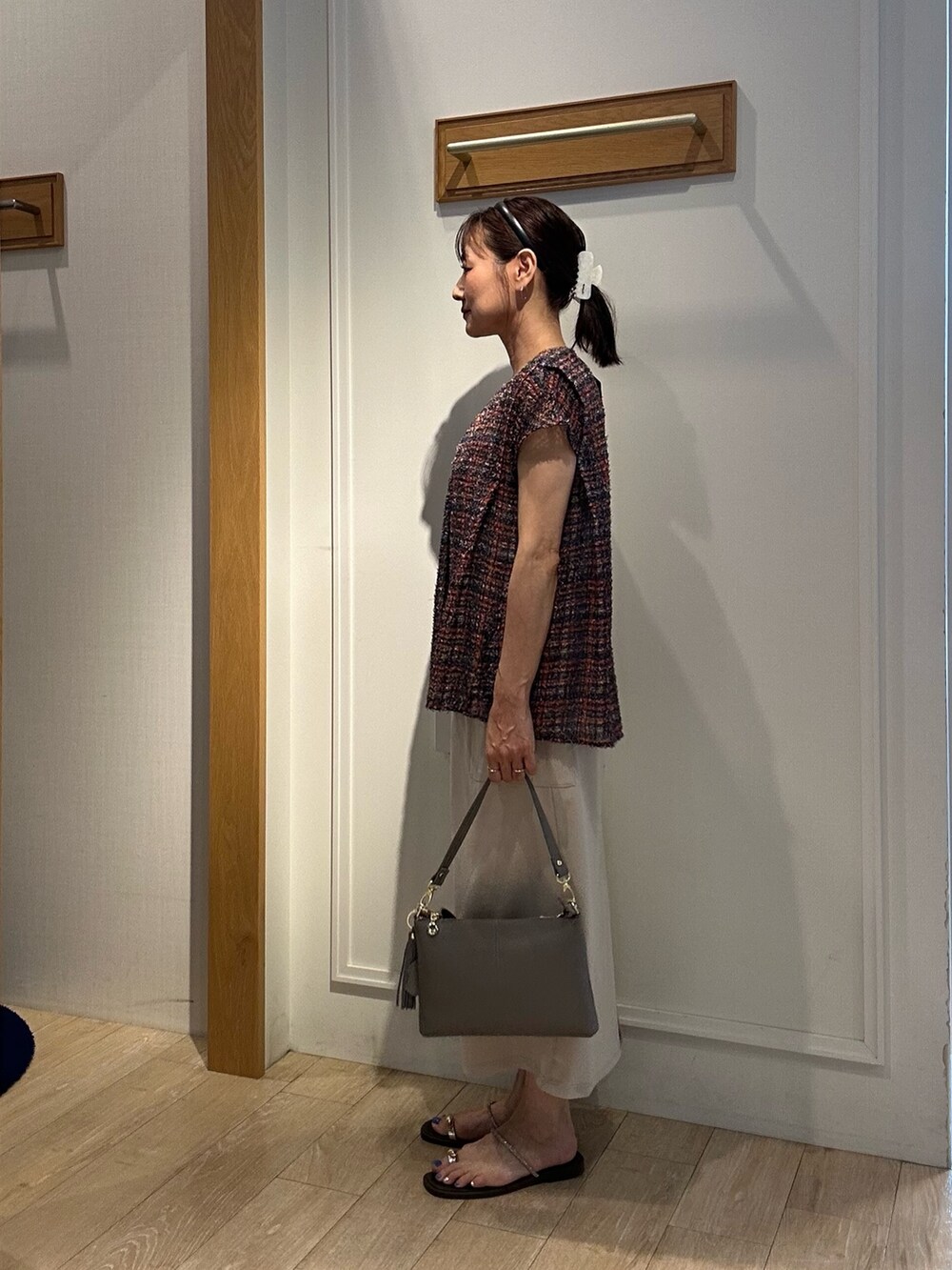 「半袖シャツ、夏ルックで気分アップ、お出かけコーデ、休日スタイル、カラーコーデ、シンプルコーデ、きれいめカジュアル、夏コーデ、シアートップス、大人ファッション、キレイめコーデ、シンプルカジュアル、スカートコーデ、シンプルスタイル、低身長女子」｜「MICO COULIERのカットジャガードチェックプリントブラウス（シャツ/ブラウス、オレンジ系）」を使った、daimonさん（レディース・154cm）の夏コーディネートの5枚目の写真