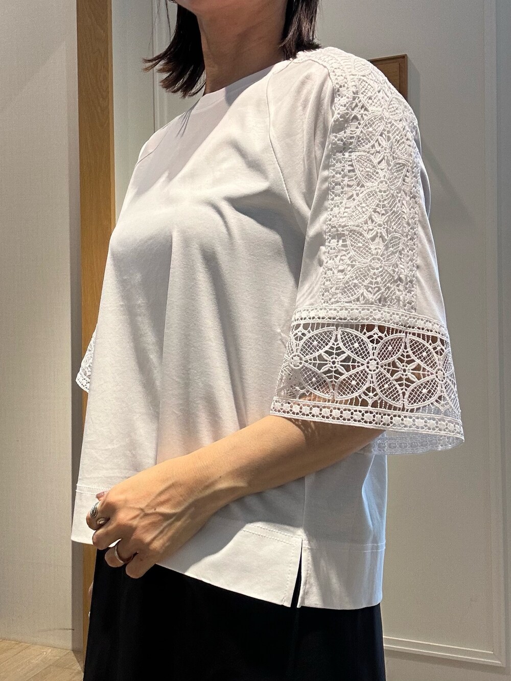 「白Tシャツ、半袖シャツ、ラクチンコーデ、大人コーデ、夏服、パンツコーデ、夏、休日スタイル、大人女子、キレイめ、お洒落さんとつながりたい、お出かけコーデ、Tシャツコーデ、低身長女子、低身長コーデ」｜「NOLLEY'S LIGHTのコットン天竺袖レースT（Tシャツ/カットソー、ホワイト系）」を使った、daimonさん（レディース・154cm）の夏コーディネートの7枚目の写真
